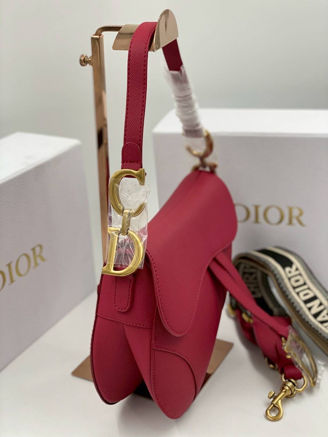 ORI หนังแท้ | DIOR Saddle Bag with Strap Grained Leather กระเป๋าถือ/สะพายทรงอานม้า รุ่นยอดนิยมที่มีเอกลักษณ์สวยงามเหนือกาลเวลา ลูกเล่นห้อยด้วยตัวอักษร D ตรงหูหิ้วมีกิมมิค CD สวยหรูดูแพง