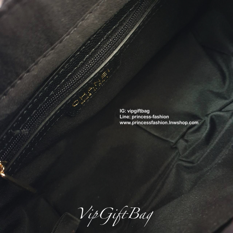 CHANEL VIP GIFT SHOULDER BAG รุ่น Limitedจากงาน VIP GIFT(GWP) ของแท้100% วัสดุหนังคาเวียร์เต็มใบ เปิดปิดด้วยซิปอะไหล่ทอง ด้านในใส่ของได้เยอะ มาพร้อมสายสะพาย2สายแบบ ทั้งสายโซ่สลับหนังและสายกนังคาเวียร์ ถนอมไหล่ ถอดออกได้ สวยหรูในราคาที่เอื้อมถึง ห้ามพลาดนะ