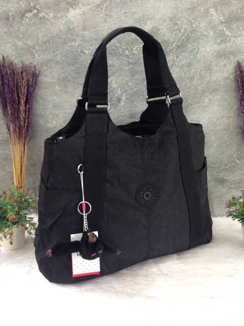 Kipling รุ่น Cicele กระเป๋าสะพายไหล่ใบใหญ่ สวยน่ารัก ตัวกระเป๋าด้านในเป็นช่องโล่งแบบปิดเปิดด้วยซิป มีช่องซิปด้านใน ด้านข้างกระเป๋า มี 2 ช่อง ปิดเปิด ด้วยเทป พร้อมที่ใส่โทรศัพท์ ปากกา และ MP 3 ในส่วนด้านใน และ ด้านข้างกระเป๋า ซ้าย-ขวา เป็นช่องขนาดเล็กสำหรั