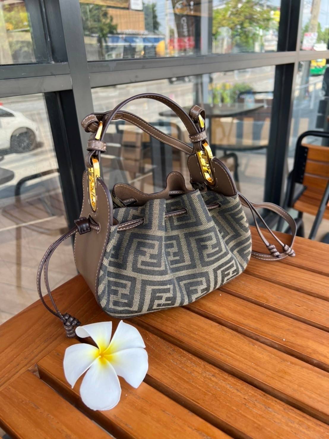 Fendi Pomodorino Brown FF Fabric Mini Bag กระเป๋าถือหรือสะพายไหล่ วัสดุผ้าโพลีเอสเตอร์ ลายแบรนด์ ผสมหนังวัวแท้ เปิดปิดด้วยเชือกรูด ทรงน่ารัก กะทัดรัด น้ำหนักเบา ใส่โทรศัพท์ i-phone+ ได้ สวยหรูลูกคุณหนูที่สุดเลยค่าใบนี้