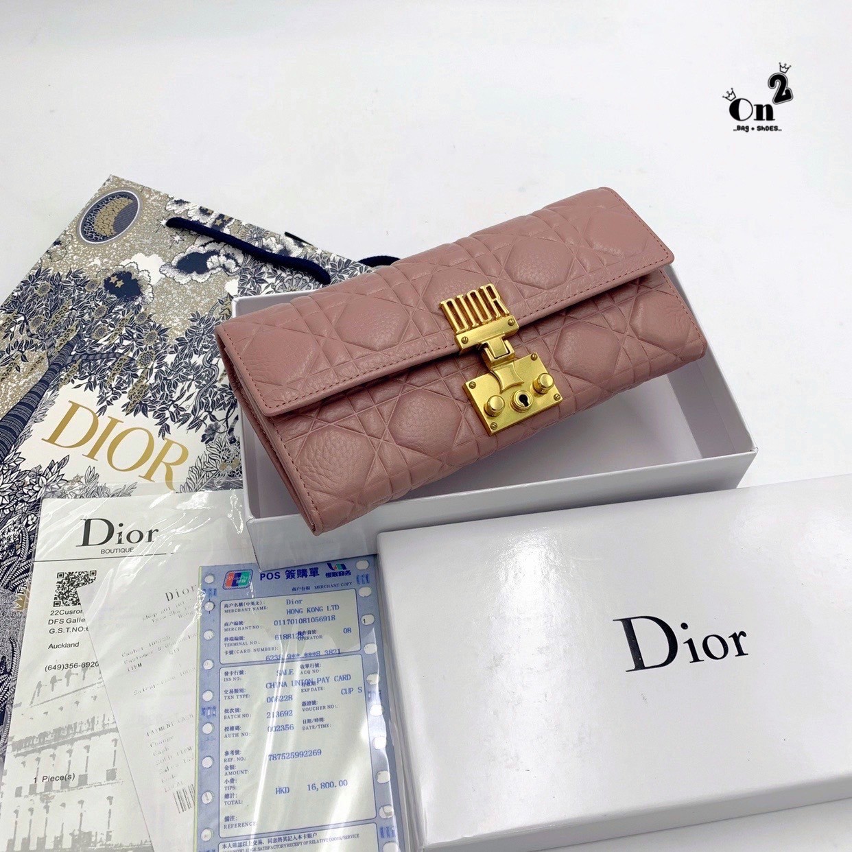 Dior Long Wallet กระเป๋าสตางค์ใบยาวทรงคลัช งานสวยหนังนิ่มมาก มาพร้อมอะไหล่สีทองหรูหรา ด้านในมี 3 ช่องใช้งาน งานจริงคือสวยมาก มาให้สาวๆเลือกใช้กัน 3 โทนสี ราคาดีย์มากกน้าาา