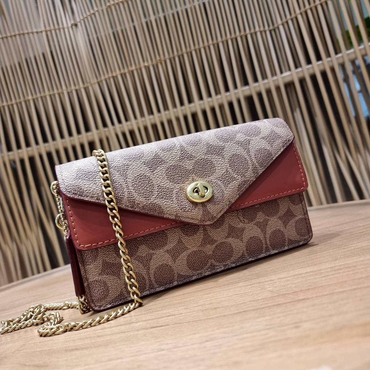 COACH C0838 ASTER CROSSBODY IN SIGNATURE CANVAS คอลเลคชั่นใหม่ล่าสุด กระเป๋าสะพายสวยอยู่ทรง ดีไซน์ไม่ซ้ำใคร จะสายคุณหนู สายถ่ายรูป ได้ใบนี้ไปยังไงก็ปังเว่อร์!! วัสดุหนังแคนวาสเคลือบลายสลับหนังแท้ เปิด-ปิดด้วยตัวบิดล็อค ชั้นในมีฝากระดุมปิดช่องย่อยอีกช่อง แ