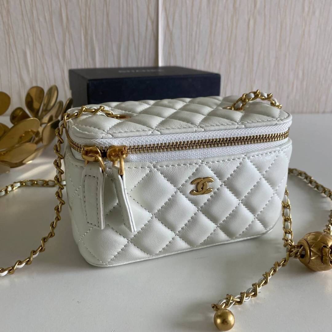 VIP GIFT 】หนังแกะแท้ CHANEL Box With Chain สายโซ่ทองหรูมาก หนังเรียบฟู ขึ้นเงา กระทบแสงยิ่งสวยค่าา โทนสีสวยสดใส เหมาะมากสำหรับสาวๆ ชิคๆ ต้องบอกเลยรุ่นนี้เหล่าเซเลบใช้กันเยอะมากๆ แค่อะไหล่ก็หรูไปเดินครึ่งแล้วค่าา😁 พร้อมส่งที่ไทยที่นี่ที่เดียว