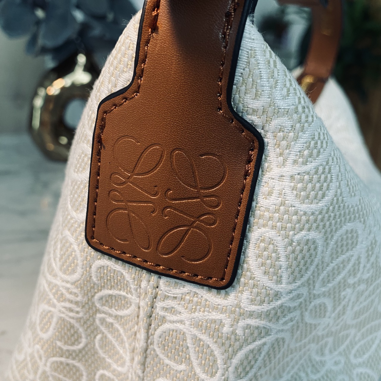 LOEWE Cubi Small Logo Canvas Top Handle Bag กระเป๋าทรงสวยดีไซน์ยอดฮิตประจำปีเลย! ปักโลโก้แบรนด์บนผ้าทั้งใบเป็นเอกลักษณ์ หูจับปรับได้ สวยหรูวินเทจ