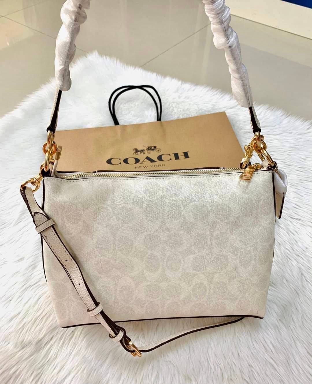 COACH SMALL MARLON SHOULDER BAG ((1600//1597)) 🌈พร้อมส่งที่ไทยอีกครั้ง ตามคำเรียกร้อง ห้ามพลาด! กระเป๋าหิ้ว//คล้องไหล่//สะพายข้างได้ หนังแท้ ทรงสวยมากค่ะ ด้านหน้ามีช่องซิปซ่อนแบบหนังห้อยให้2ช่อง ใส่ของจุกจิกค่ะ เปิดปิดกระเป๋าแบบซิป ภายในกว้างใส่ขอ