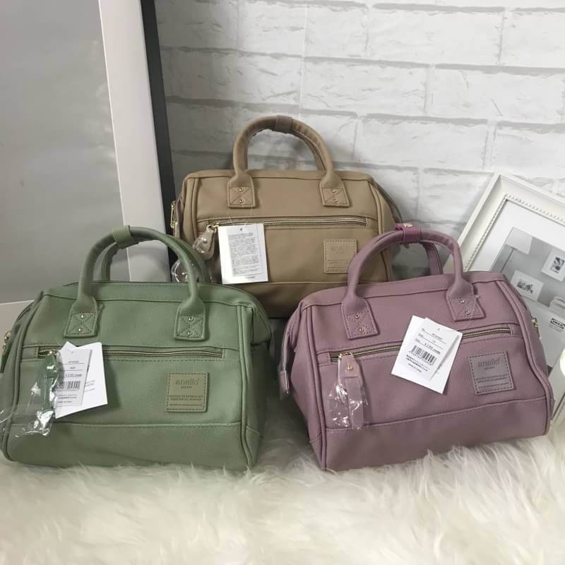 มาใหม่ชนช็อป Anello Boston Bag PU 2 way รุ่นสุดฮิตแห่งปี Anello Boston Bag ใหม่ล่าสุด รุ่น PU หนังนิ่มสวย ทรงนี้ฮิตอยู่แล้ว พอมีรุ่นหนังออกมา ก็ยิ่งขายดีมากๆค่ะ รูปทรงสี่เหลี่ยม ใบขนาดกลางกำลังดี มาพร้อมสายสะพายยาวที่ปรับระดับได้ free หนังสวยมากๆ น้ำหนักเ