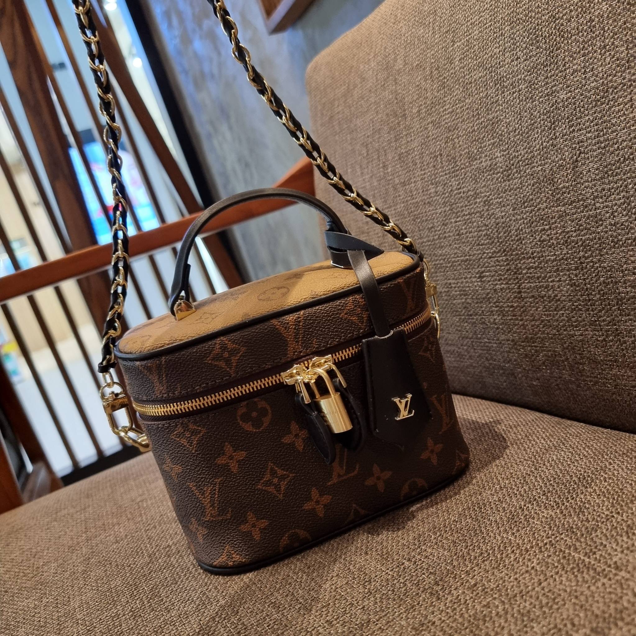 LV EXCLUSIVE VIP COSMETICS GIFT BOX กระเป๋าถือ/สะพาย สวยอยู่ทรง มาพร้อม box set สุดหรู adapt ใช้เป็นกระเป๋าเก็บเครื่องสำอางค์ ถือเชิดๆ หรือสะพายเลิศๆ ไปเที่ยว ไปไหนๆก็ดูแพง!! สวยจริงจัง!! พิเศษ!! มาพร้อมแม่กุญแจล็อคครบชุด และพวงหนังห้อย คุ้มมากๆแม๊!! ทุกด