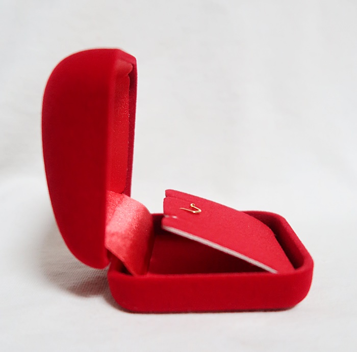 กล่องกำมะหยี่สีแดงใส่จี้พระแบบเล็กค่ะ