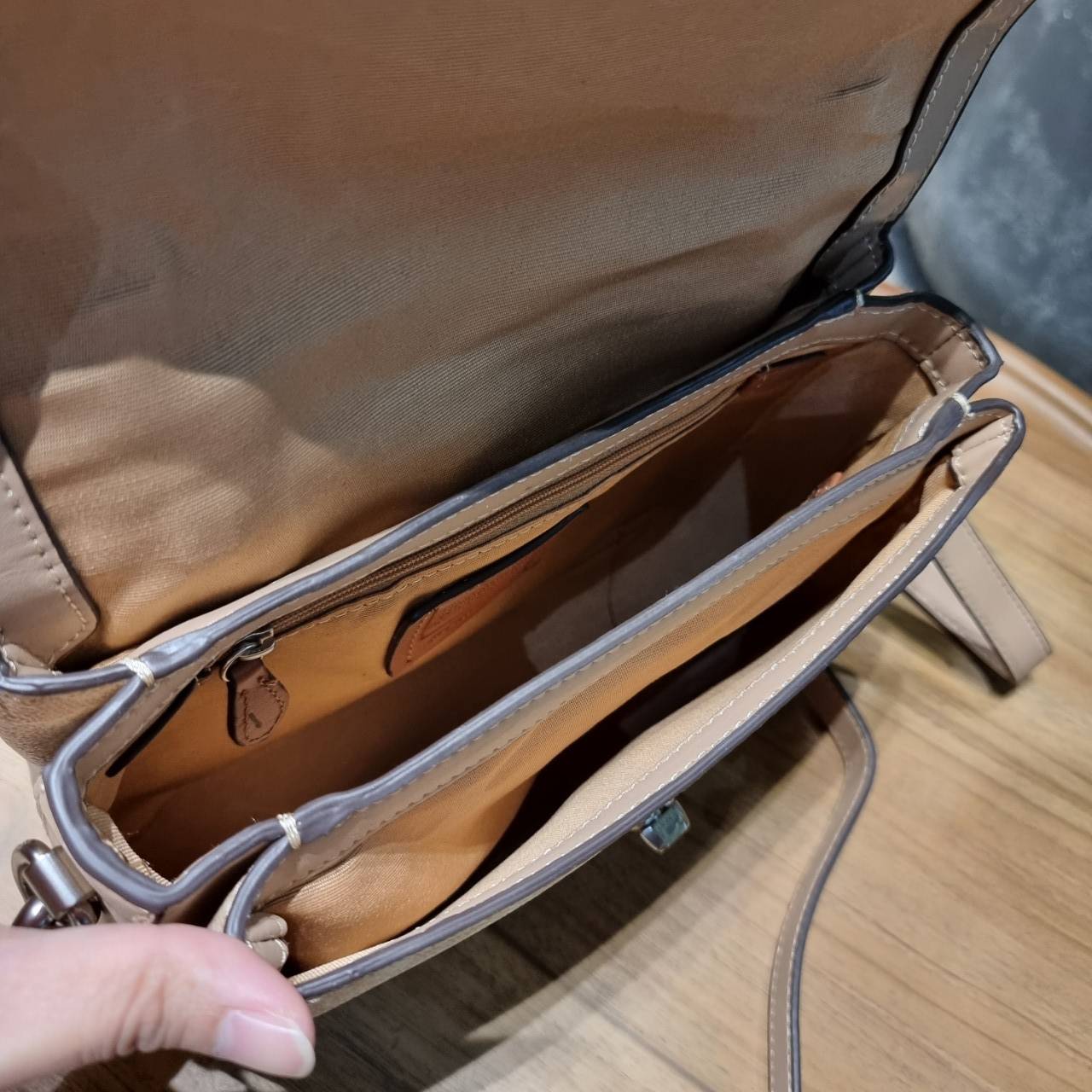 COACH 68349 CASSIE CROSSBODY IN SIGNATURE CANVAS เรียบหรู ดูดี ก็ต้องไอเท็มนี้ไม่อยากให้พลาด!! พาสเทลละมุนมากๆ สะพายแล้วดูแพงมากๆ สวยเลิศ กระเป๋าถือ/สะพายข้าง วัสดุหนังแคนวาสสลับหนังแท้ เปิด-ปิดด้วยตัวบิดล็อคแน่นหนา ภายในแบ่งสัดส่วนอย่างดี ใส่ของได้ครบสบา