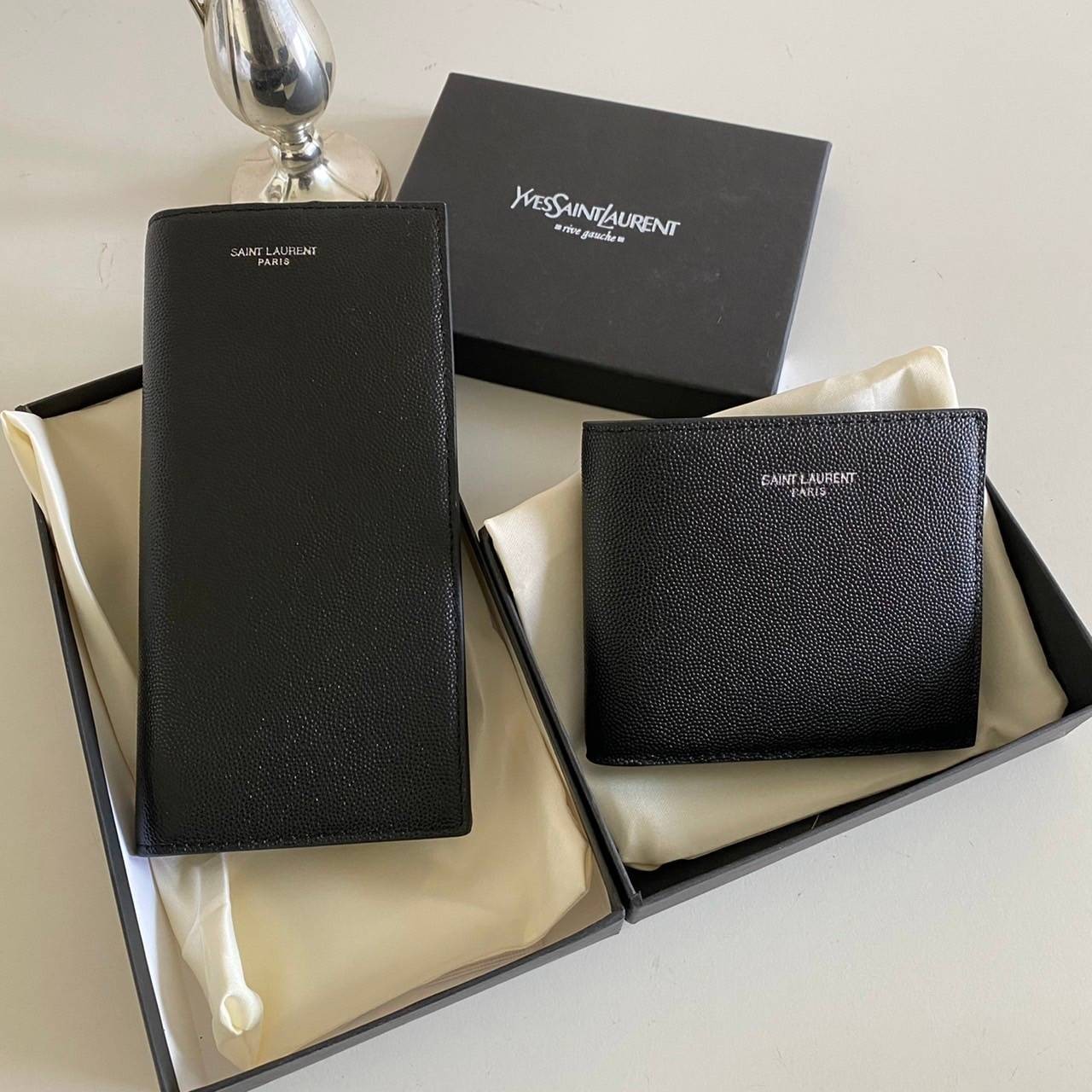 หนังแท้ Yves Saint Laurent YSL Wallet / YSL Long Wallet กระเป๋าสตางค์ผู้ชายใบสั้น/ยาว ใช้งานง่าย เรียบแต่หรู หนังอัดลายคาเวียร์มีช่องใส่การ์ดได้เยอะ งานหนังแท้ทั้งใบ ภาพสินค้าถ่ายจากงานขายจริง ใช้งานต่างประเทศได้