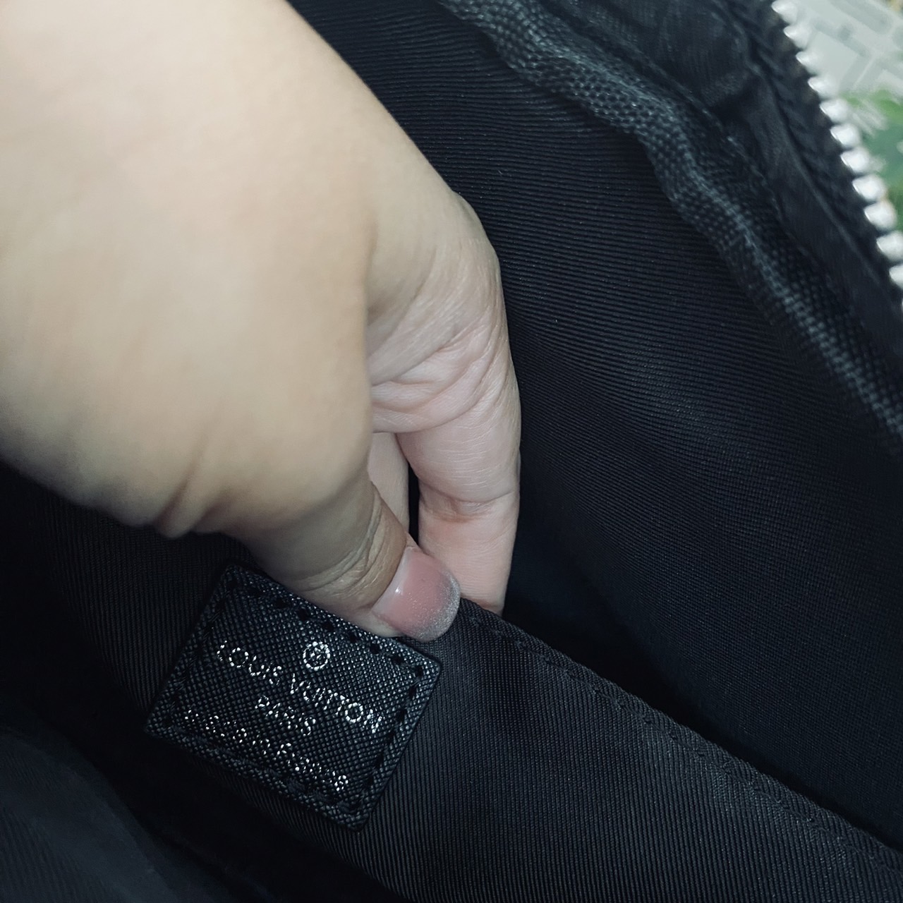 LV Outdoor Messenger Bag กระเป๋าทรงแมสเซนเจอร์สีดำสวยคลาสสิก รุ่นที่ได้รับความนิยมอย่างมาก ท่านชวยควรมีติดตู้ไว้ได้ใช้งานบ่อยๆ แน่นอนค่ะ