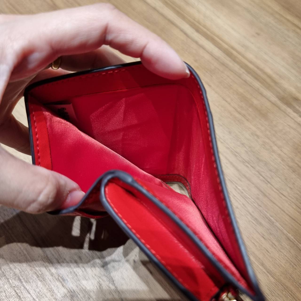 COACH C4117 MEDIUM CORNER ZIP WALLET IN SIGNATURE CANVAS WITH APPLE PRINT ดีไซน์ใหม่ล่าสุด!! คอลเลคชั่นลายพริ้นท์แอปเปิ้ลแดงโดดเด่นบนพื้นลายซิกเนเจอร์ เพิ่มลูกเล่นให้กระเป๋าสตางค์ของคุณ กระเป๋าสตางค์ใบกลาง ขนาดกำลังเหมาะมือ วัสดุหนังแคนวาส ดูแลรักษาง่าย ม