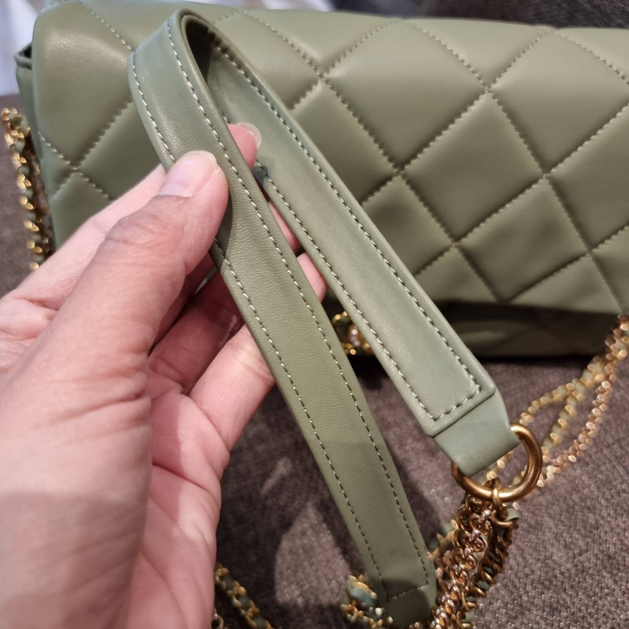 VIP 】สวยหรูพร้อมเสิร์ฟ!! กับไอเท็มสุดเลิฟจาก Chanel กระเป๋าสะพายที่สุดของความคุ้มค่า วัสดุหนังแกะนิ่มเต็มใบ เปิด-ปิดกระเป๋าด้วยตัวบิดล็อค ภายในกระเป๋าบุผ้าสวยหรู มีช่องโล่งกว้างจุของได้สบาย ใส่โทรศัพท์ กระเป๋าสตางค์ได้ มีช่องซิป 1 ช่อง ช่องย่อย 1 ช่อง ดีเ