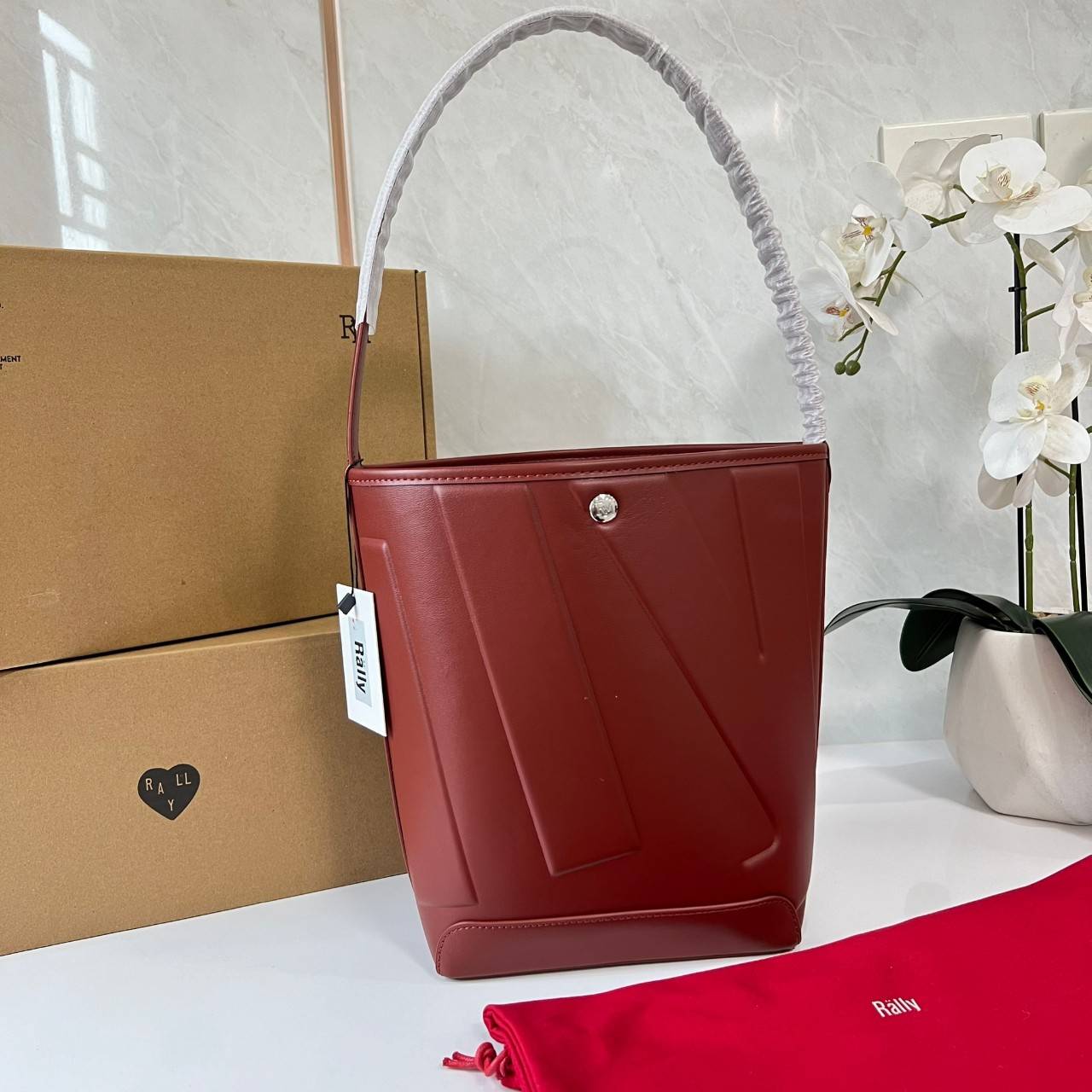 Rally The Bag Whisper กระเป๋าทรงบัคเก็ตงานหนังรุ่นใหม่ ฮอทติดลมบน มาแรงสะพายกันทั่วบ้านทั่วเมือง สายแบกสายขนห้ามพลาดจุของได้เยอะ รุ่นหนังผิวสัมผัสนิ่มมือ ทนทานและจุสิ่งของได้ครบครัน โดดเด่นด้วยโลโก้ตัวนูน