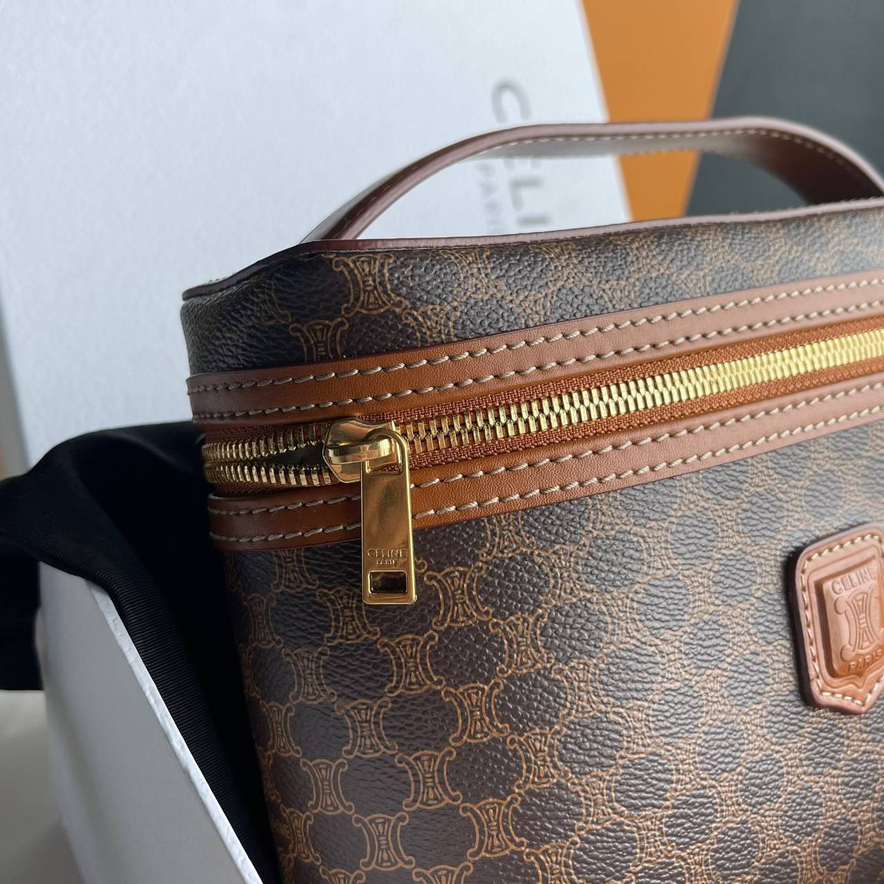 หนังแท้ CELINE VANITY VINTAGE BAG / Celine Macadam Vanity Bag Dark brown กระเป๋าถือ ใส่เครื่องสำอางค์หรือของใช้ต่างๆได้ ภายในโล่งกว้าง ซิปรอบใช้งานง่าย จุของได้เยอะ เกรดออริจินอลงานหนังแท้ทั้งใบ พิมพ์ลายคมชัด ปั้มลายชัดเจน ภาพสินค้าถ่ายจากงานขายจริง ใช้งา