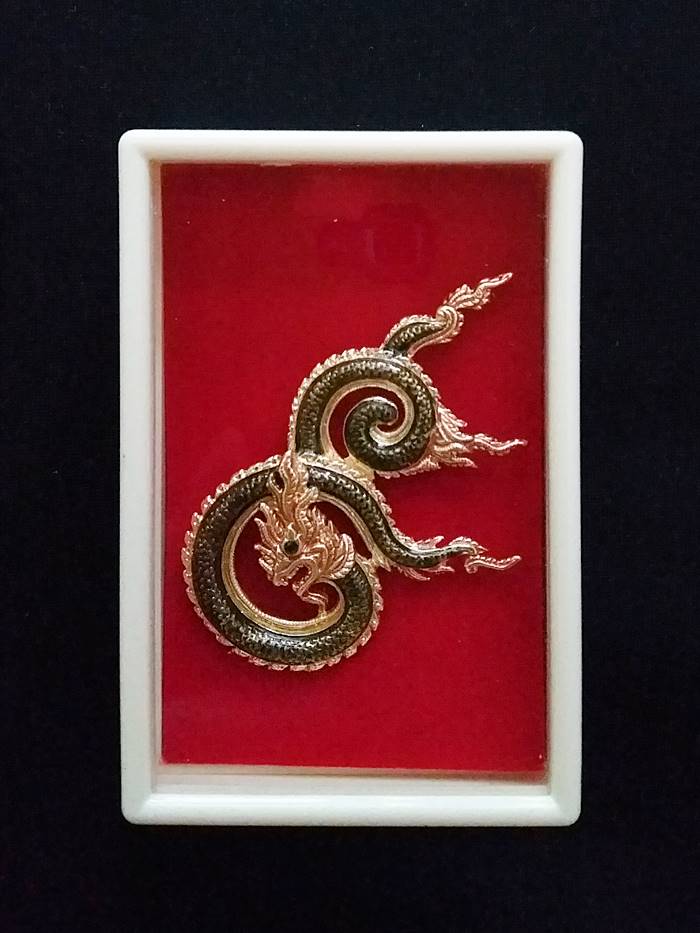 สินค้าหมดค่ะ เข็มกลัดพญานาคสีเขียวประดับพลอยพร้อมกล่องและใบคาถาค่ะ