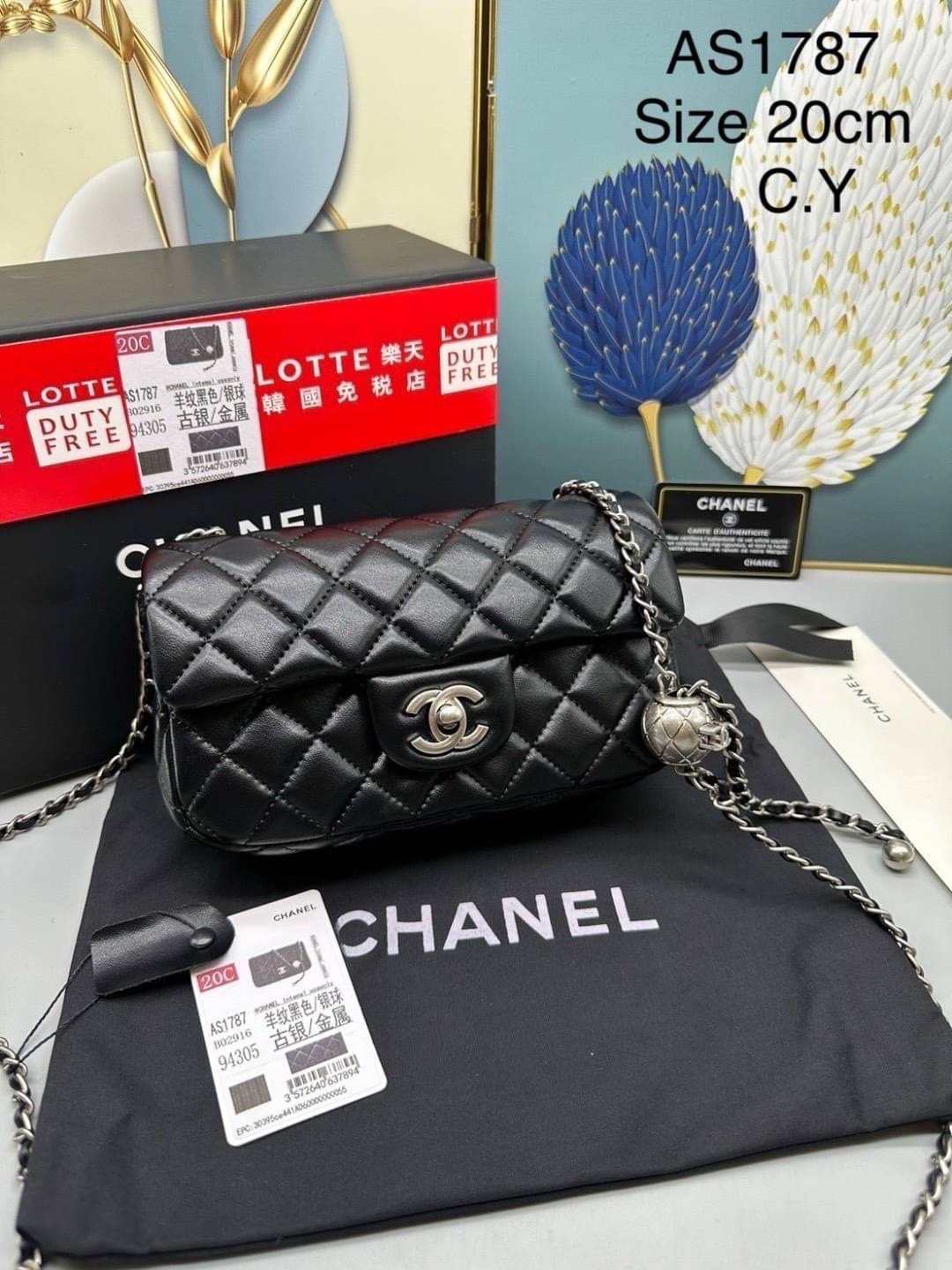 Chanel pearl crush mini flap bag กระเป๋าสะพายทรงคลาสสิก โดดเด่นด้วยอะไหล่ทรงมุกแต่งโลโก้แบรนด์ สวยหรู ดูแพง ผู้ดีมากๆ สะพายออกงานได้สวยๆเลย หรือจะสะพายไปทำงาน ไปเที่ยวก็เหมาะ จะซื้อเป็นของขวัญหรือใช้เอง ก็คุ้มค่าแน่นอนจ้า