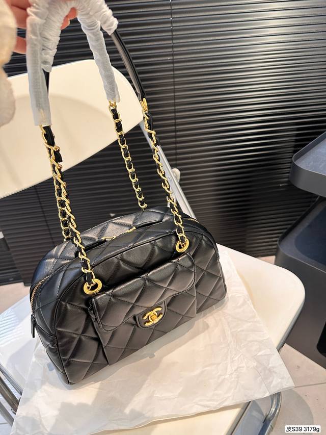 CHANEL 24A Bowling Bag กระเป๋าสะพายทรงโบลิ่ง รุ่นท็อปฮิต งานหนังเรียบ อะไหล่สีทองสวยหรู ขนาดกำลังสวย รูปทรงคลาสสิคใช้งานได้สะดวก