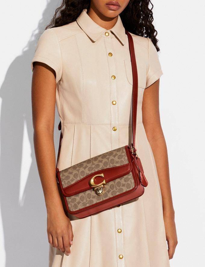 OUTLET 】COACH STUDIO SHOULDER BAG IN SIGNATURE CANVAS (COACH C6639) โอ้โห!! ตลึงเลย สวยฟาดมากๆเทอ!! 🌺ห้ามพลาดนะยูวว🤩รุ่นคลาสสิค เรียบหรู ดูแพงสุดๆ //พร้อมส่งก่อนใคร ยังไม่มีในช็อปไทยนะยูวว😘//กระเป๋าสะพาย คลอสบอดี ดีไซน์เฉียบ สายปรั