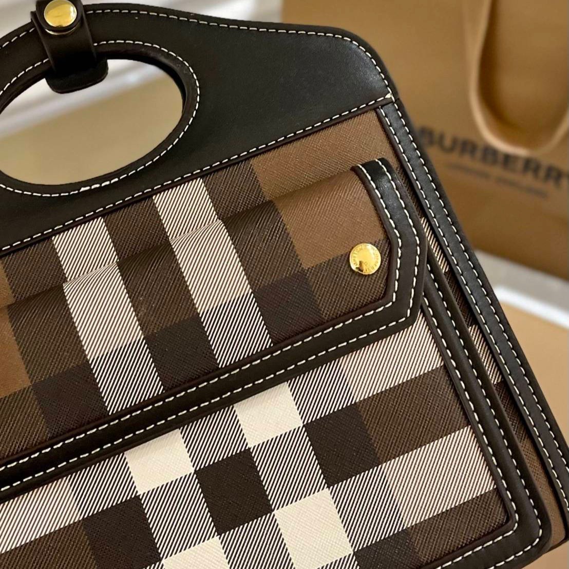 Burberry pocket bag / BURBERRY MONOGRAM CROSSBODY BAG กระเป๋าถือ กระเป๋าสะพายครอสบอดี้ วัสดุหนังพิมลาย MONOGRAM โทนเข้ม