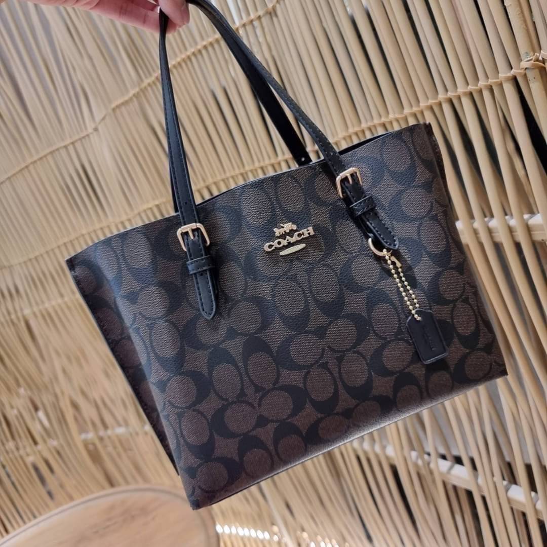 OUTTLET 】COACH MOLLIE TOTE 25 (C4250 C4084) น้องคนสวยอีกหนึ่ง!! กระเป๋าโท้ทไซส์เล็กที่สาวๆหลงรัก ดีไซน์คลาสสิคเหมือนเดิม เพิ่มเติมคือสะดวกขึ้นเยอะ!! ย่อส่วนมาจากใบใหญ่เป๊ะๆ น่ารักน่าใช้มากๆ วัสดุหนัง crossgrain ทนทาน ใช้งานง่าย เรียบหรูดูดีม้าก!! ภายในโล่