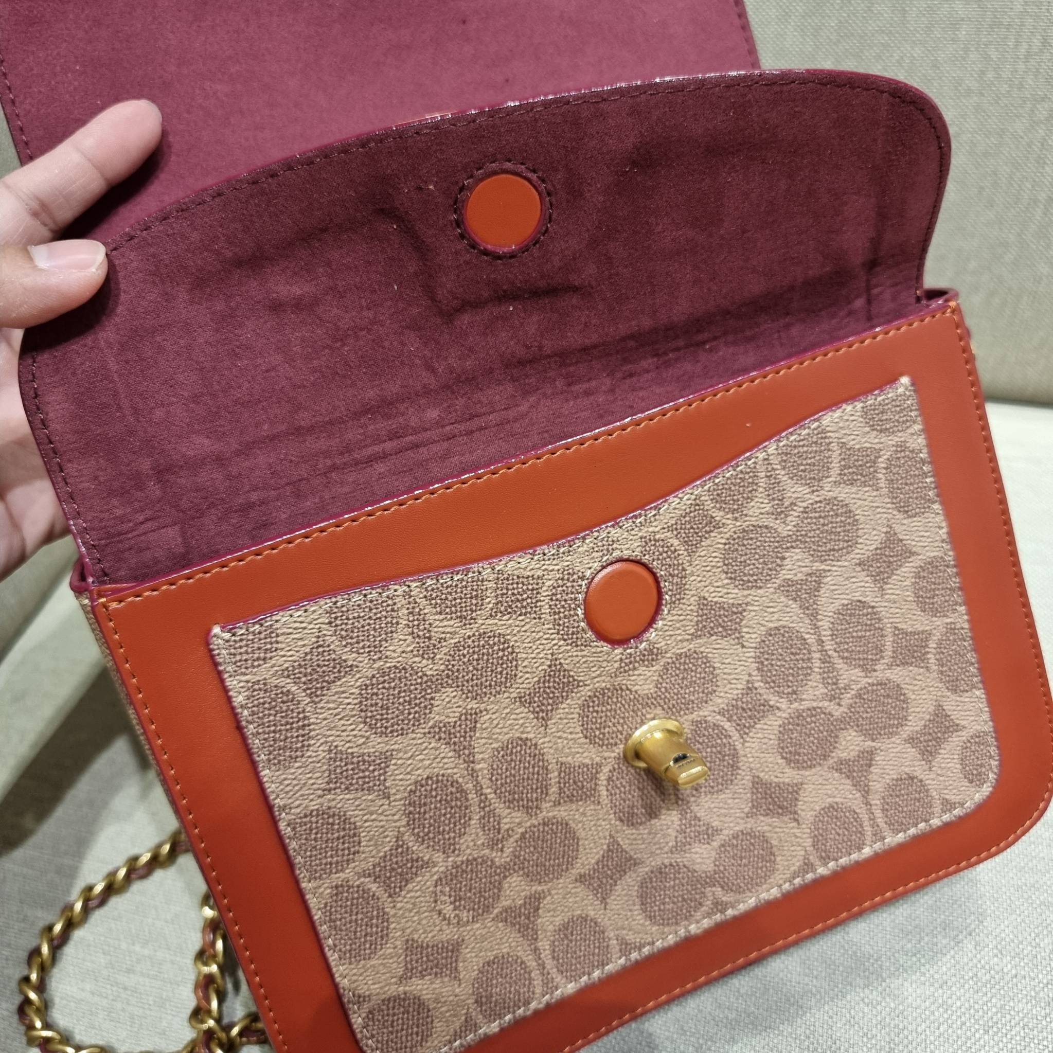 COACH C0827 MADISON SHOULDER BAG IN SIGNATURE CANVAS กระเป๋าสะพายข้าง รุ่นยอดฮิต ไซส์ใหญ่จุใจ ดีไซน์สวย โดดเด่นด้วยตัวล็อครูปดอกไม้ ตกแต่งตัดกันกับลายซีอย่างลงตัว วัสดุหนังแท้สลับหนังแคนวาสเคลือบลาย ภายในแบ่งสัดส่วนให้อย่างดี มาพร้อมสายสะพายในตัว ปรับใช้ไ