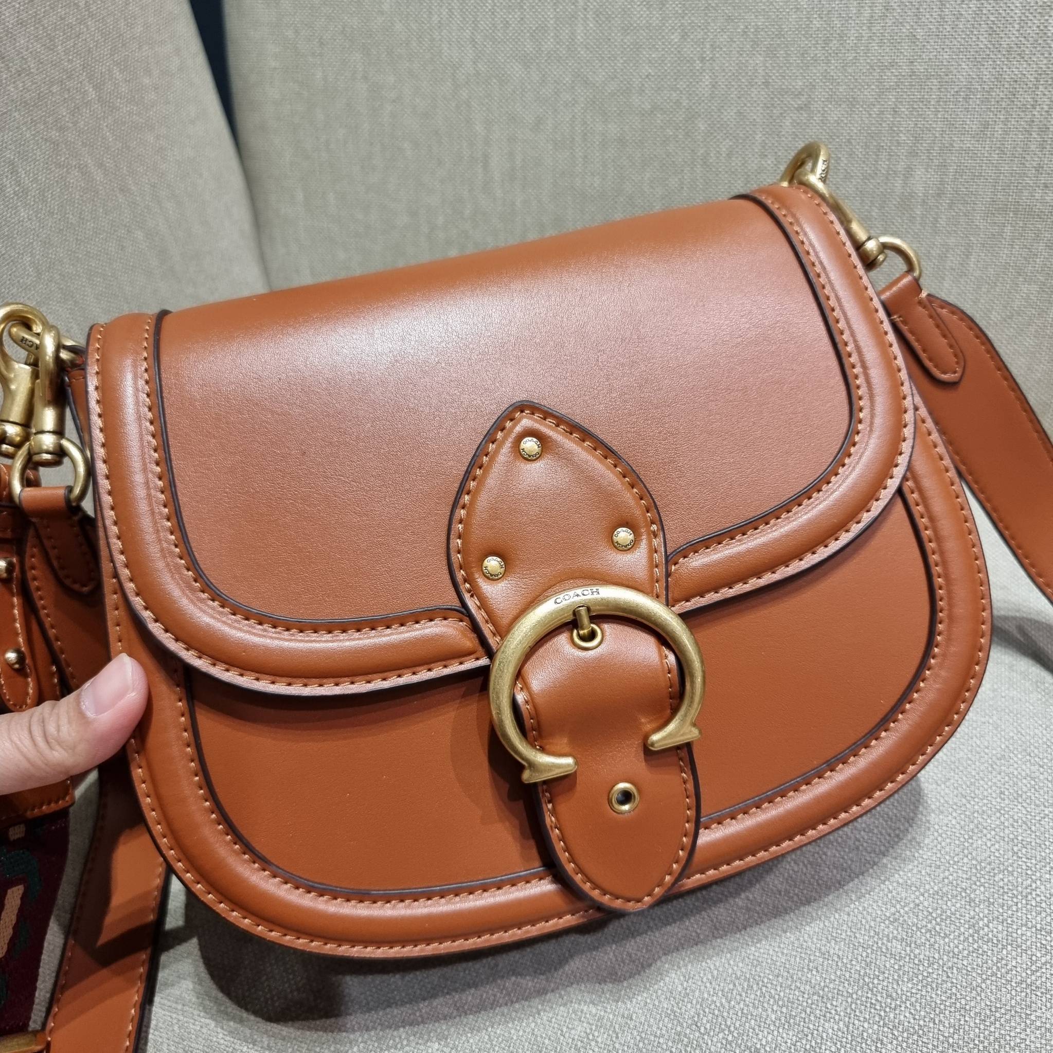 COACH C0749 BEAT SADDLE BAG The best item! ที่สาวๆรอคอย! ฮอตไฟลุก! สีหายาก ละมุนคุณหนู คอลเลคชั่นใหม่ ดีไซน์หรูหรา พิเศษมากๆมาพร้อมสายสะพาย 2 เส้น ใช้คู่กันหรือแยกสะพายก็สวยครบสูตร กระเป๋าสะพายทรง saddle คลาสสิค วัสดุหนัง glove-tanned ทนทาน เปิด-ปิดด้วยกร