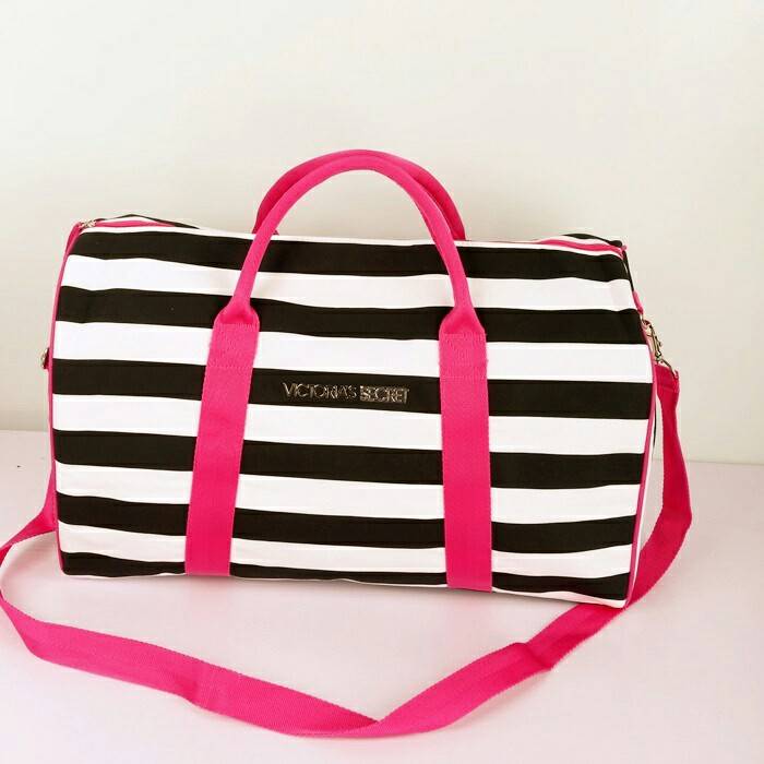 กระเป๋าTravel bag สีชมพู สุดทันสมัย ยี่ห้อ Victoria's Secret รุ่น Victoria's Secret Stript canvas bag กระเป๋าผ้าแคนวาส สุดเริ่ด ดีไซน์แบบลายขาวดำ แถบสีชมพู สวยปังมากๆค่ะ สามารถใส่เสื้อผ้าไว้ไปเที่ยว หรือไปฟิตเนต ใบนี้คุ้ม จุ และสวยมากๆค่ะ ปากกระ
