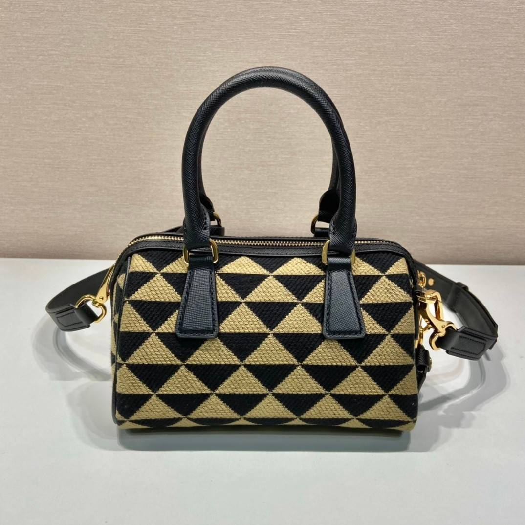 PRADA Symbole embroidered fabric top-handle bag พร้อมส่งรุ่นใหม่ มาแรง กับทรงหมอนอยู่ทรงสวย สาวๆห้ามพลาดเลยค่ะใบนี้ วัสดุทำจากผ้าแคนวาส