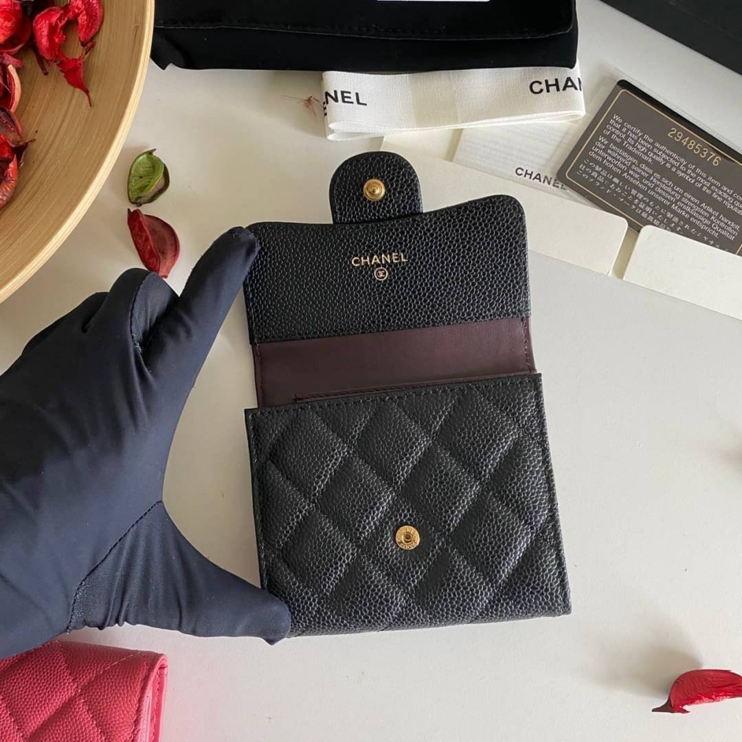 หนังแท้ Chanel Classic small wallet caviar 3 พับ พร้อมส่งที่ไทย รุ่นยอดนิยมไอเท็มฮิตวัสดุหนังแท้คาเวียร์สวยคลาสสิคเปิดปิดด้วยฝาปิดกระดุมด้านหน้ามีโลโก้แบรนด์อะไหล่ทองสวยหรูดูดี ตัวจริงสวยน่าใช้ Chanel mini นาทีนี้กำลัง in สุดๆ ภาพสินค้าถ่ายจากงานขายจริง ใ