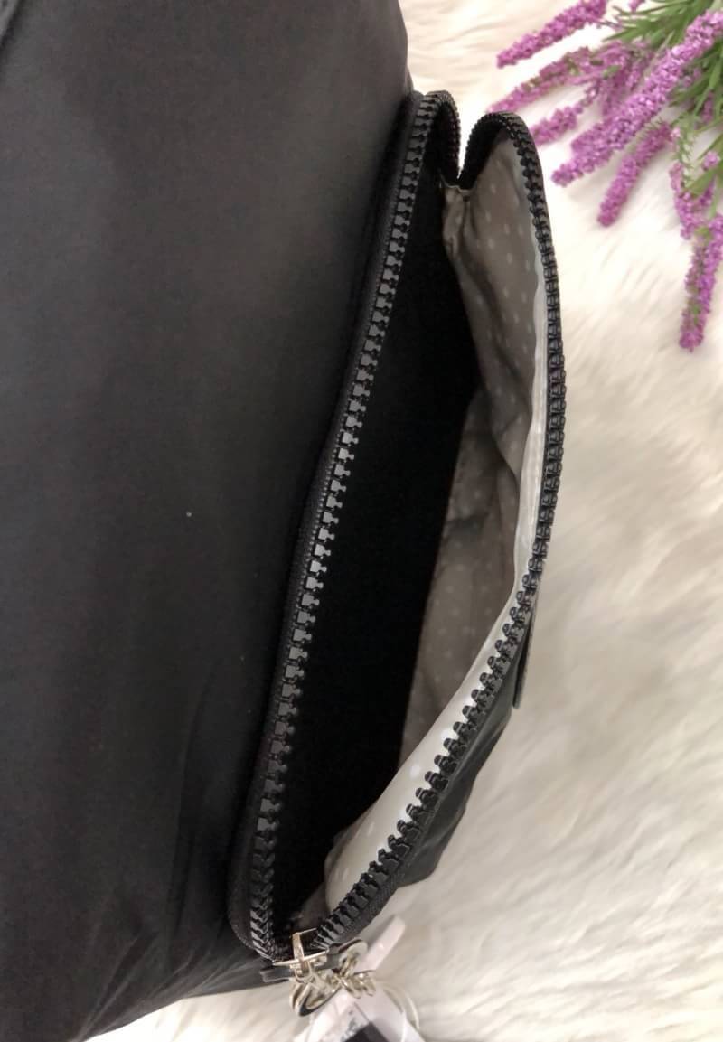 🎄Kipling Naleb Backpack 2018 พร้อมส่งความน่ารัก กระเป๋าเป้ดีไซน์เก๋ตามแบบฉบับแบรนด์ดัง วัสดุไนล่อน ฐานบุฟองน้ำอยู่ทรงสวยน่าใช้มากค่ะ ด้านหน้ามีช่องซิปขนาดกลาง ใส่มือถือหรือของจุกจิกอื่นๆได้ค่ะ เปิดปิดช่องหลักแบบซิป ภายในโล่งกว้าง ใส่ของจุดจิกระหว่