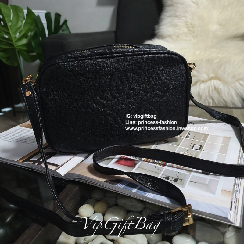 CHANEL VIP GIFT BAG รุ่น CAVIER CROSSBODY กระเป๋าของสมนาคุณ จากพรีเมี่ยมกิ้ฟแบรนด์ดังอย่าง CHANEL วัสดุหนังสังเคราะห์ ลายคาเวียร์สุดหรูเต็มใบ #เล่นแสงสวยมาก ด้านในเปิดปิดด้วยซิปCC อะไหล่ทอง มีช่องซิปแยกอีกหนึ่งช่อง สามารถใส่กระเป๋าสตางค์ใบยาว ของจุกจิกได้