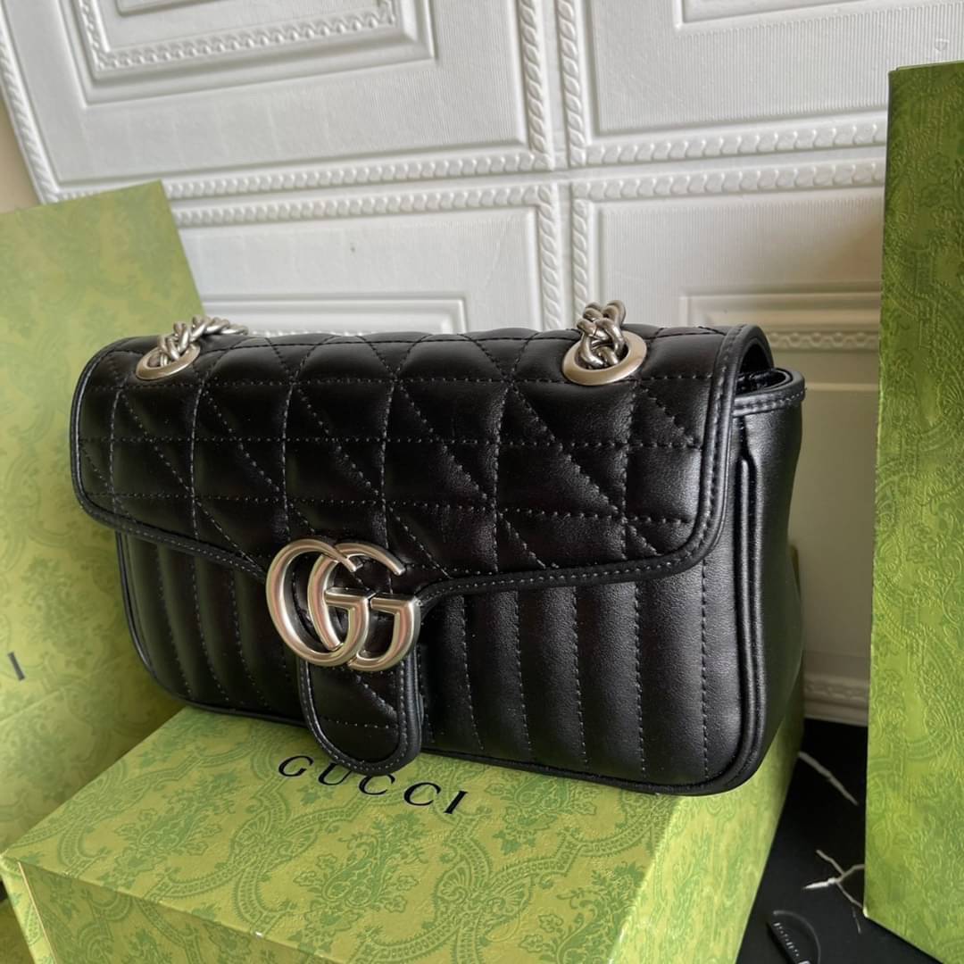 หนังแท้ 26cm GUCCI GG Marmont leather shoulder bag แบบใหม่ล่าสุด ราคานี้หนังแท้คือคุ้มมากเลยค่าสาวๆ ต้องจัดแล้วน้าา ยกระดับความหรูให้กับตัวเองกันหน่อย ด้วยกระเป๋ารุ่นนี้!! ครอสบอดี้ที่ดีไซน์หรู อัพเลเวล ในราคาที่จับต้องได้ พร้อมเสิร์ฟความสวยตรงถึงบ้านแล้ว