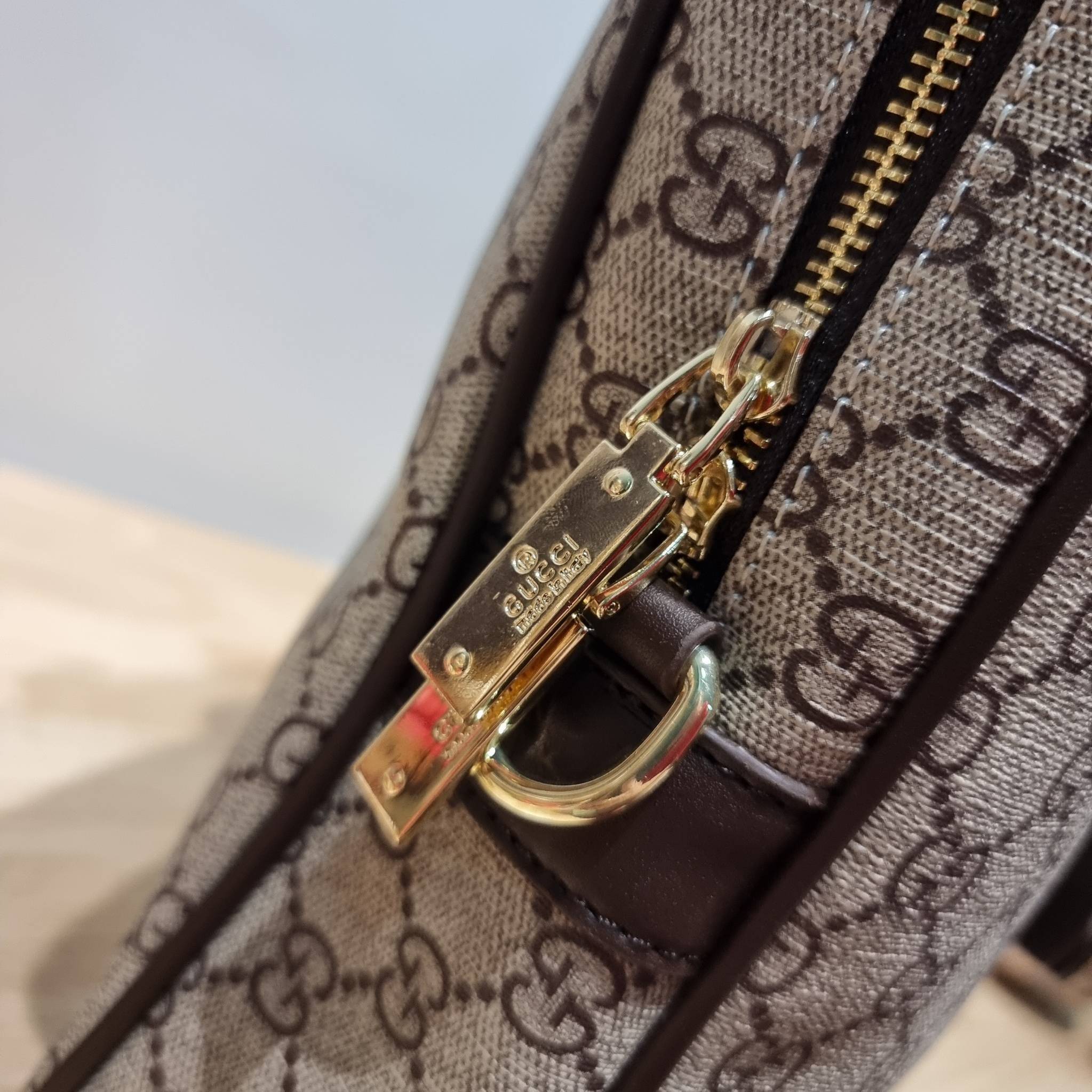 GUCCI BRIEFCASE / GG Supreme work bag / GG laptop bag / GG CLASSIC BRIEFCASE MESSENGER ไอเท็มสุดปัง!! ที่เหมาะสำหรับคนทำงานออฟฟิศมากๆ กระเป๋าถือรุ่นคลาสสิค ใส่เอกสาร โน๊ตบุ้ค อุปกรณ์การทำงานต่างๆได้สบายมาก