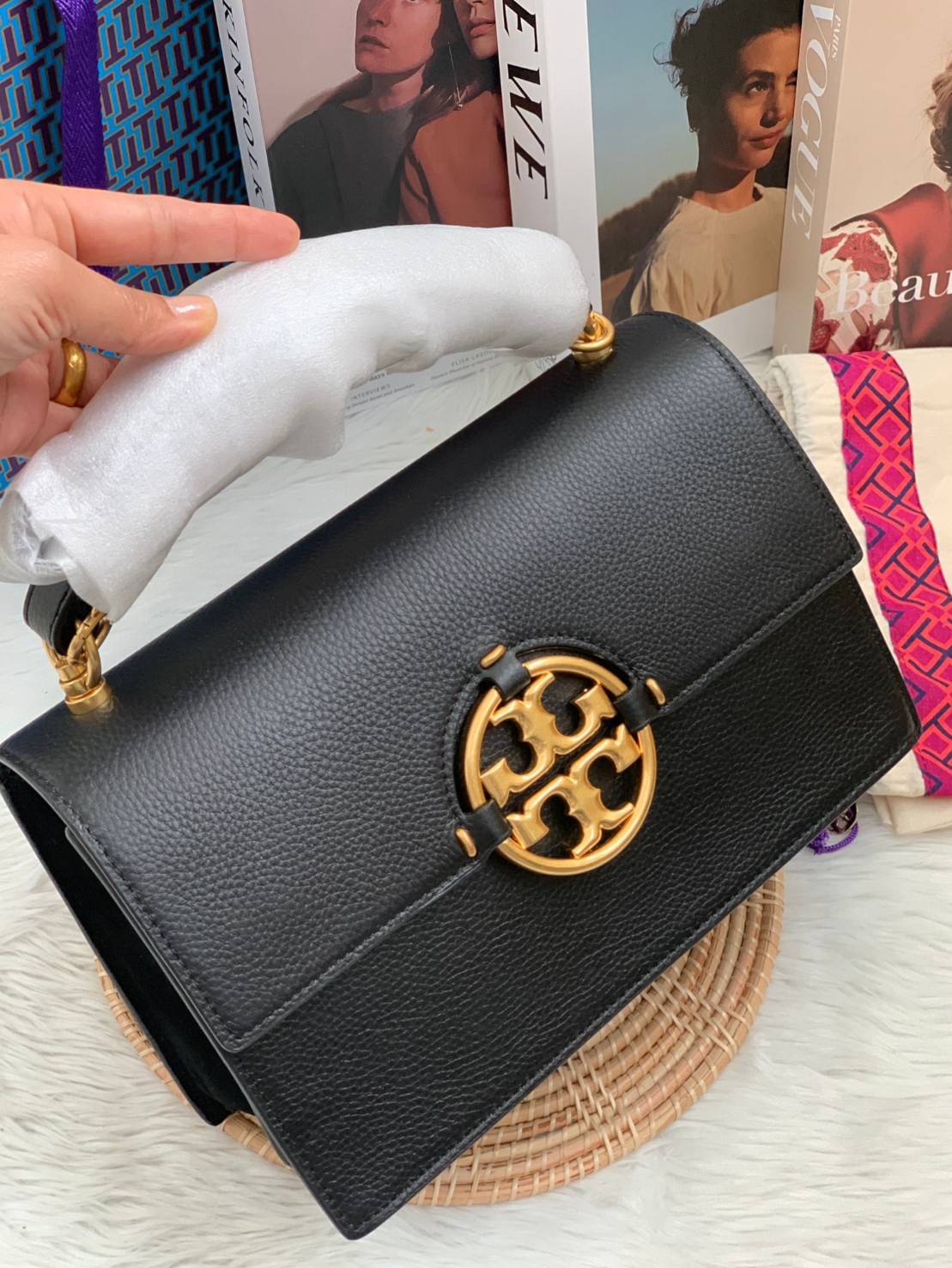 สวยจริงไม่จกตาจ้าา😘 TORY BURCH MILLER SHOULDER BAG BRAIDED STRAP LARGE ((81668)) พร้อมส่งที่ไทย! กระเป๋าหิ้วและสะพายไหล่ได้ในตัว หนังแท้ลายหนังสวยมากๆค่ะ ด้านหน้ามีอะไหล่โลโกแบรนด์ หรู สะพุดตาทีเดียว เปิดปิดกระเป๋าแบบฝาปิด ภายในมีช่องหลักใส่ของ2ช่