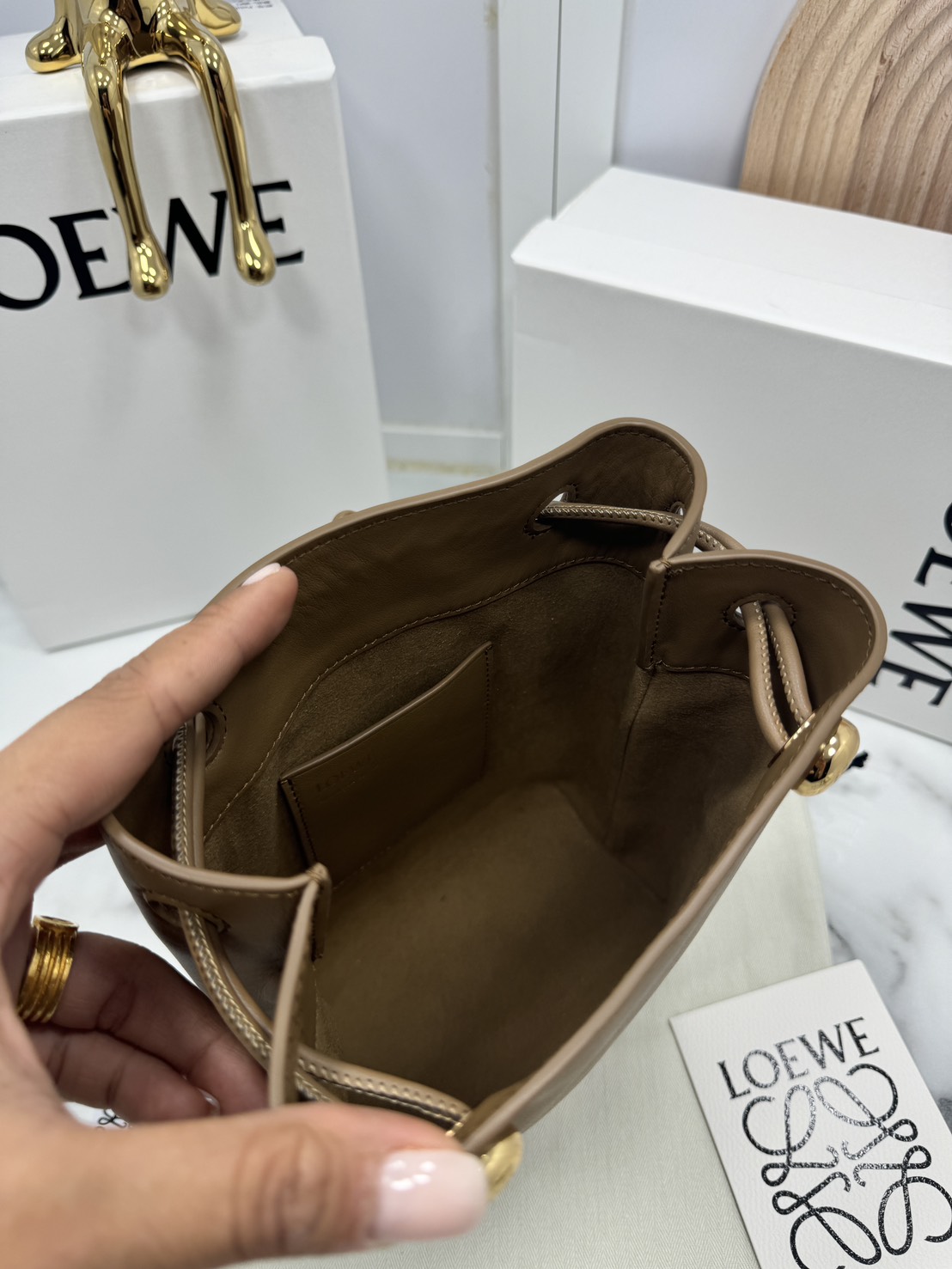 ORI หนังแท้ | LOEWE pebble pouch in smooth กระเป๋าทรงโท้ทดีไซน์คลาสสิค เรียบง่ายแต่ดูแพง มีระดับสุดๆ แต่งหมุดปั้มโลโก้แบรนด์สีทองสวยโดดเด่น เหมาะเป็นไอเท็ม everyday bag จริงๆ