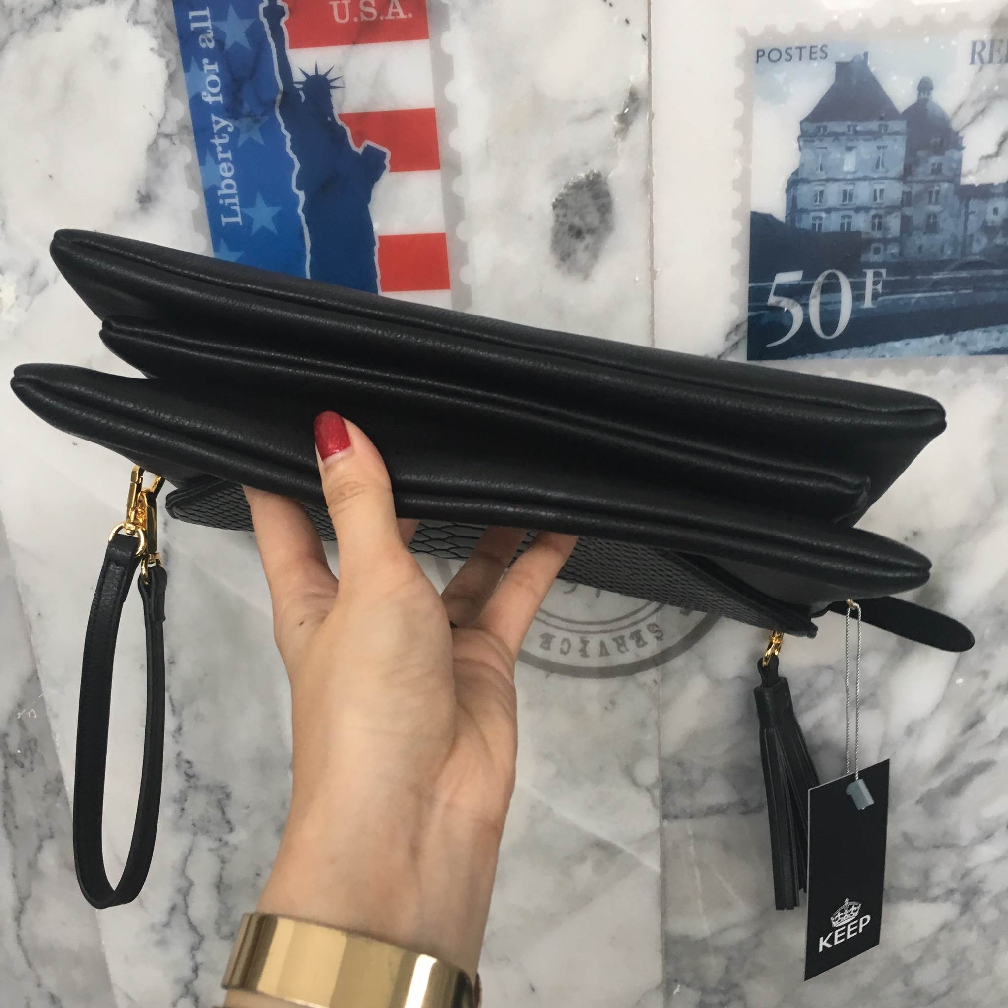 มาตามคำเรียกร้องคะสำหรับ size นี้ รอบนี้ ได้ ของ KEEP BRAND มาคะ รับรองความสวย 😍กระเป๋า KEEP Doratry shoulder &clutch bag ตัวกระเป๋าผลิตจากหนังแกะเทียม ตัดกับ ลายงู ลายหนังชัดเจน สวย อะไหล่ทองเพิ่มความหรูให้กับกระเป๋าสุดๆคะ 🌵จุดเด่นคือ สาม