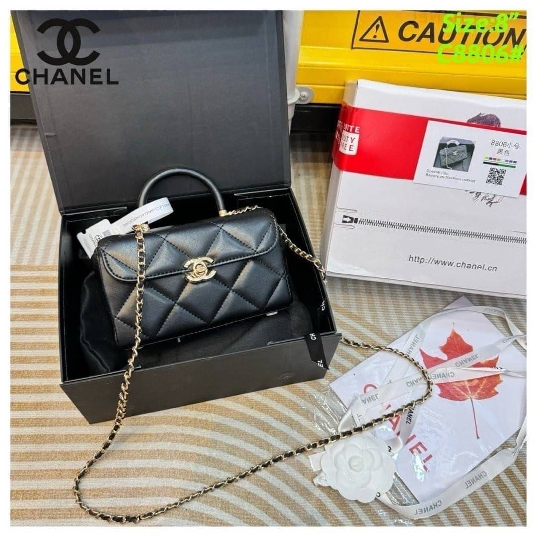 CHANEL Mini Box Bag กระเป๋าถือสุดหรู สวยดูแพง รูปทรงคลาสสิค มีกระจกด้านใน หูจับในตัว สะดวกต่อการพกพา หนังอย่างดีเรียบเงา ภายในเป็นช่องโล่ง คล้ายรุ่น Vanity Bag ใส่เครื่องสำอางค์ได้ มาพร้อมสายสะพาย ปรับใช้ได้ตามต้องการ