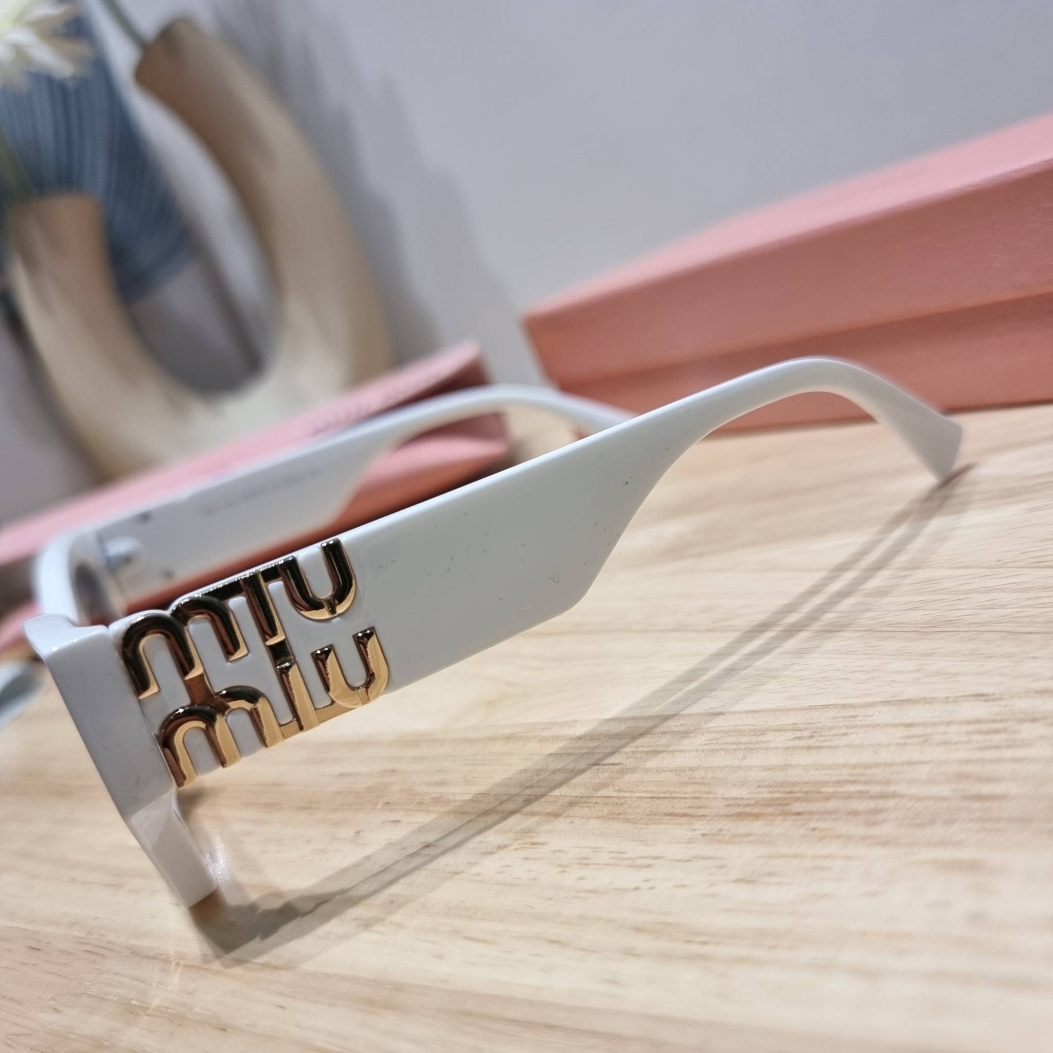 MIU MIU Sunglasses UV protection มาพร้อมอุปกรณ์ครบเซ็ท สวยปัง สวยตะโกน มีพกติดตัวไว้ไม่ตกเทรนด์ ใส่เสริมโหงวเฮ้ง ดูผู้ดี ใช้ได้ทุกโอกาส ทุกสถานการณ์ ใส่ที่บ้านถนอมสายตา ใส่ออกข้างนอกกันแดด กันลม กันฝุ่นก็มั่น ก็เลิศทั้งหมด