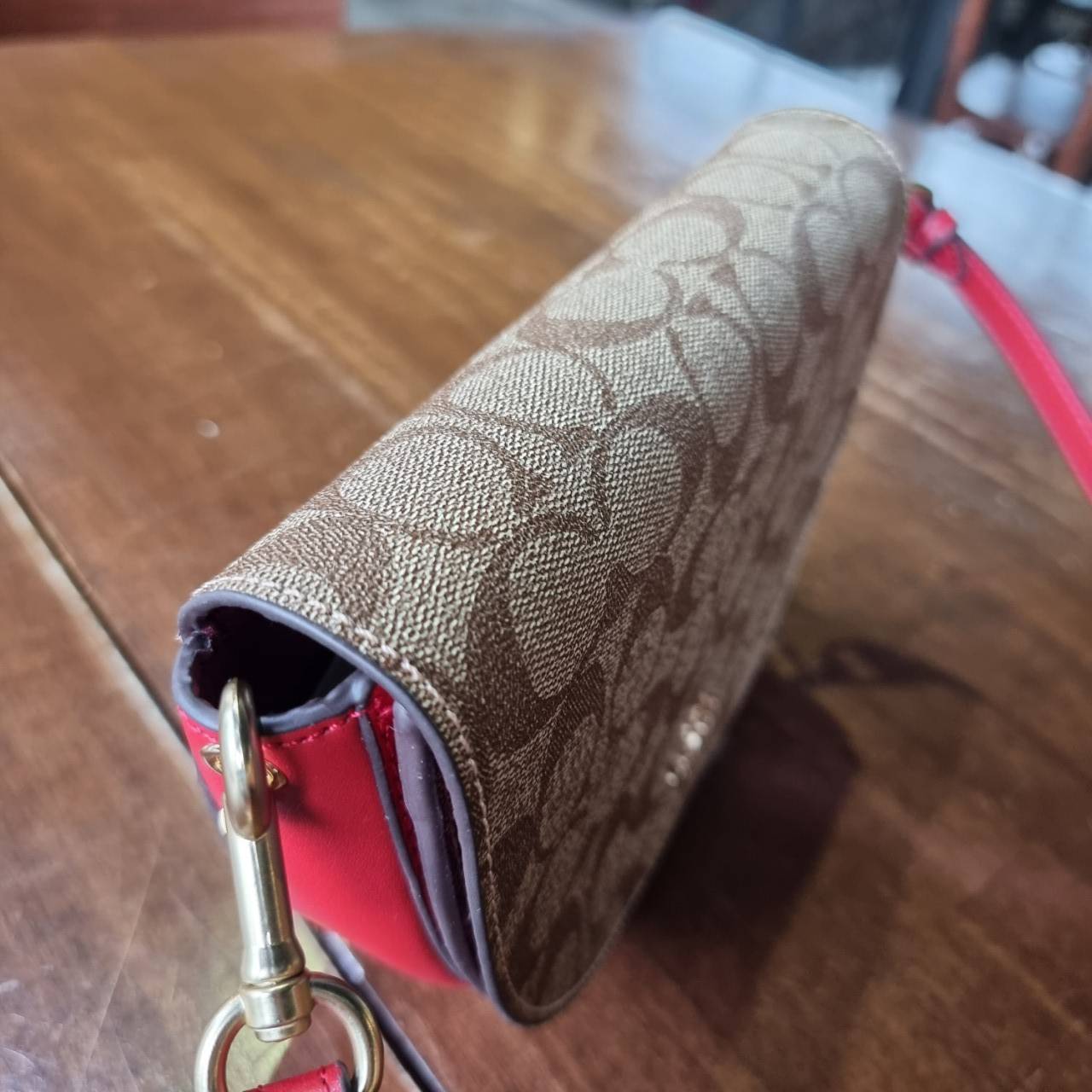 ของแท้ 💯% COACH C1430 ELLEN CROSSBODY IN SIGNATURE CANVAS กระเป๋าสะพายดีไซน์สุดเก๋ ดูดีไม่ซ้ำใคร ทรงสวยลายคลาสสิค วัสดุหนังแคนวาสเคลือบลาย ตัวขอบกระเป๋าเป็นหนังแท้