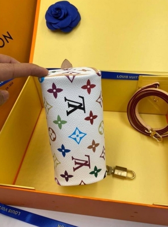 VIP 】LOUIS VUITTON Monogram Multicolor Mini Speedy พร้อมส่งความน่ารักค่ะ! กระเป๋าทรงหมอนไซด์มินิ หนังแกะแท้นิ่มสวยงามค่ะ เปิดปิดกระเป๋าแบบซิป ภายในสามารถใส่มือถือได้ กระเป๋าเงินใบกลางได้ พาสปอร์ตได้ค่ะ