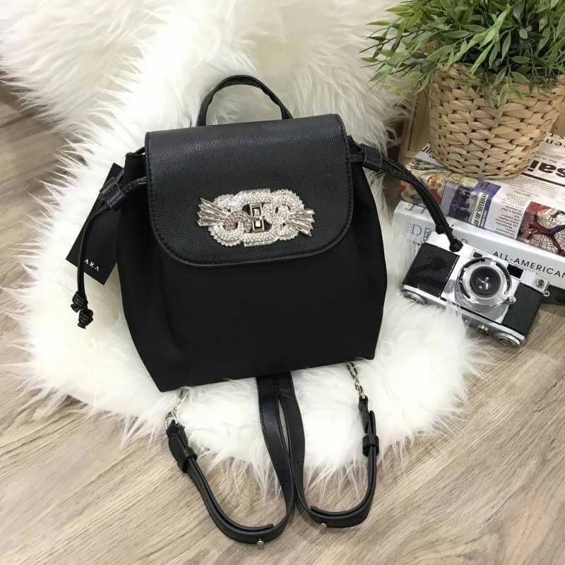 ZARA GAM DETAIL BLACK BACKPACK 2017 กระเป๋าเป้สีดำ ขนาดกำลังน่ารัก ด้านหน้าประดับเพชร และ crystal เพิ่มความ สวยหรู Diamante collection เปิดปิด ด้วยล็อคบิด ภายในมีโลโก้ และช่องใส่ของ พร้อมสายสะพาย โซ่ต่อหนัง ปรับระดับได้ ตัวจริงสวยหรูดูดีเข้าได้กับทุกชุดค่