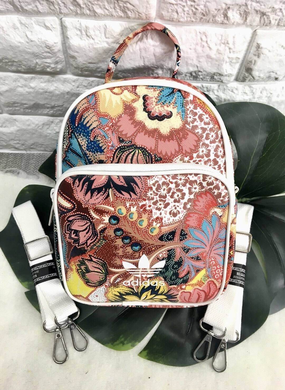 New !!! Adidas Mini Backpack Bag 2018 กระเป๋าทรง sport ขนาดน่ารัก ขึ้นลายสวย หนังนิ่ม ด้านหน้ามีช่องซิปหนึ่งช่อง ใส่ของจุกจิกได้เยอะ ช่องซิปหลักด้านในโล่ง ใส่ของจุ มีอีก 1 ช่องเล็กให้ใส่ของได้ รุ่นนี้มาพร้อมสายยาว2สาย ปรับรูปแบบการใช้งานได้หลากหลาย ถอดออก
