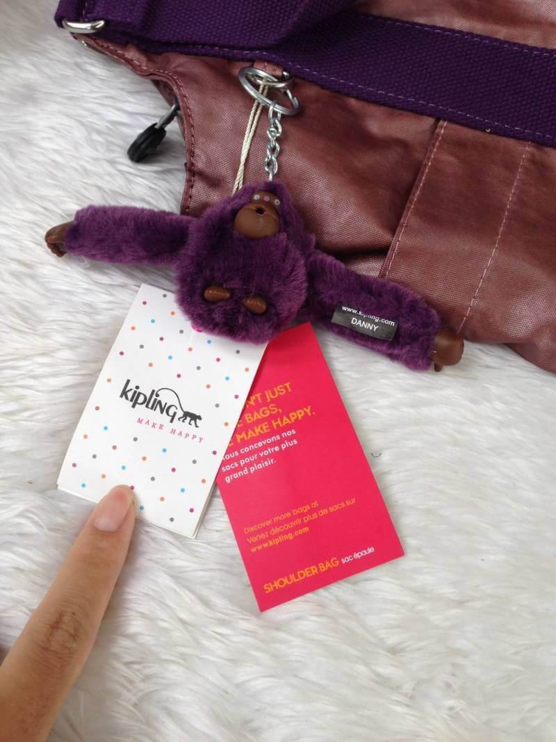 Kipling รุ่น Cicele กระเป๋าสะพายไหล่ใบใหญ่ สวยน่ารัก ตัวกระเป๋าด้านในเป็นช่องโล่งแบบปิดเปิดด้วยซิป มีช่องซิปด้านใน ด้านข้างกระเป๋า มี 2 ช่อง ปิดเปิด ด้วยเทป พร้อมที่ใส่โทรศัพท์ ปากกา และ MP 3 ในส่วนด้านใน และ ด้านข้างกระเป๋า ซ้าย-ขวา เป็นช่องขนาดเล็กสำหรั