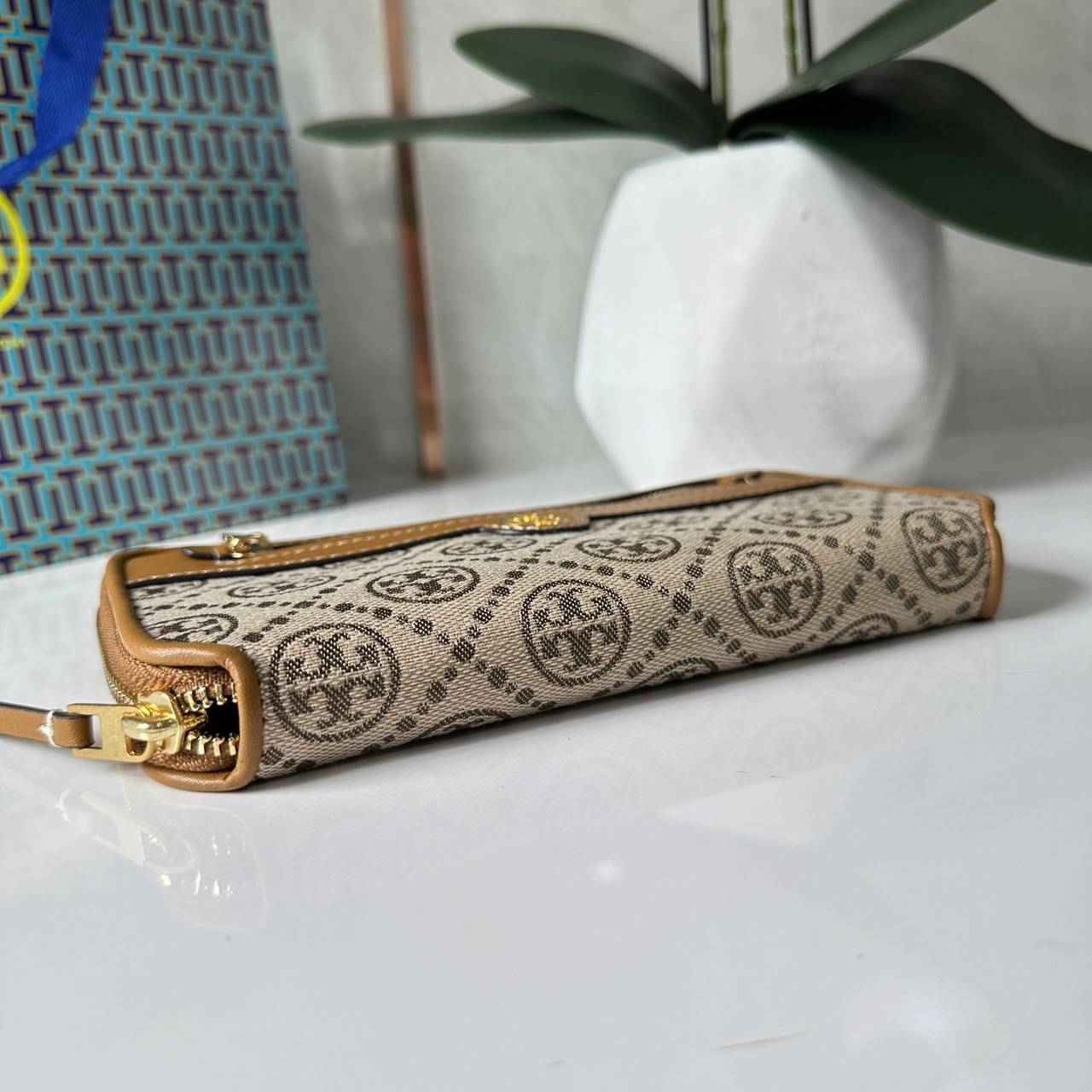 TORY BURCH T MONOGRAM JACQUARD ZIP CONTINENTAL WALLET 79383 กระเป๋าสตางค์ผ้าแคนวาสลายโมโนแกรมตัว T