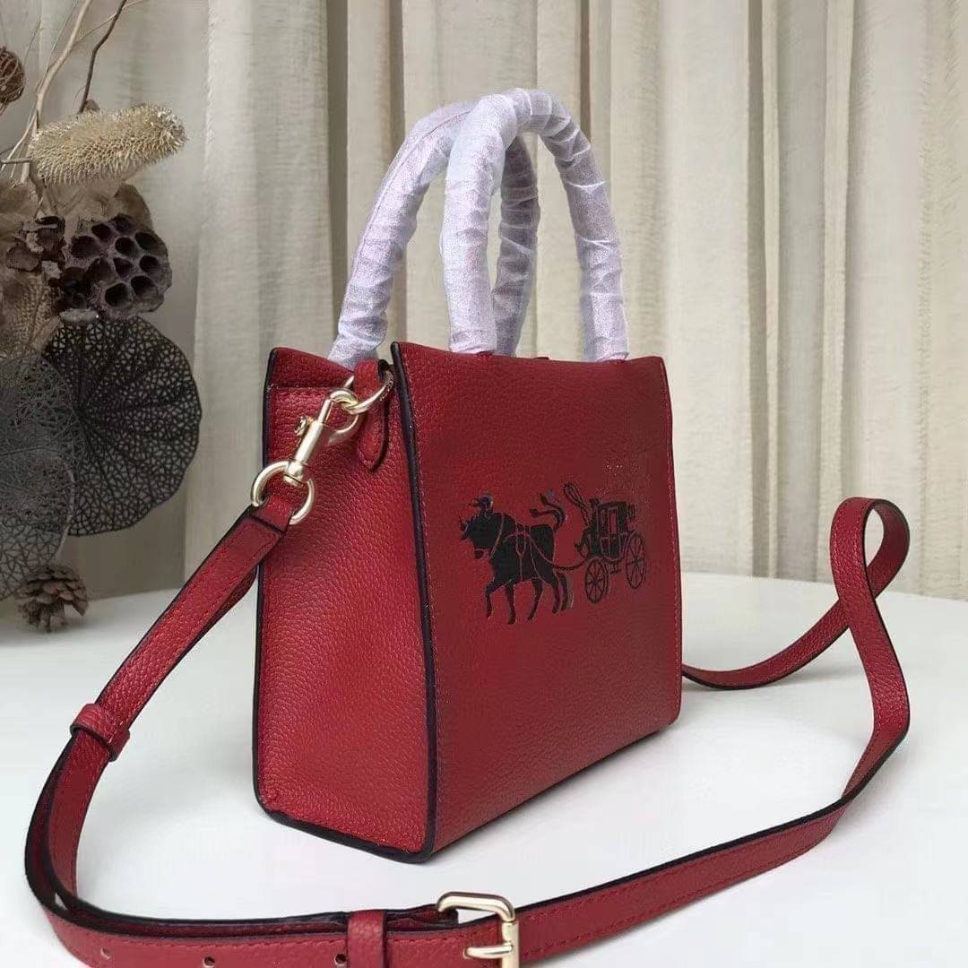 COACH MINI CALLY CROSSBODY IN SIGNATURE ((3599, 2184, 5693, 2134, 2183)) พร้อมส่งที่ไทยทันที! กระเป๋าสะพายครอสบอดี้ร์ กระเป๋าครอสบอดี้โท้ทมินิไซส์ รุ่นใหม่สุดฮอต!! ใบจริงคือน่ารักม้ากกกก!! สวยอยู่ทรง น่ารักน่าใช้ ทรงTote ปากกระเป๋าเปิดปิดแบบแม่เหล็ก ภายใน