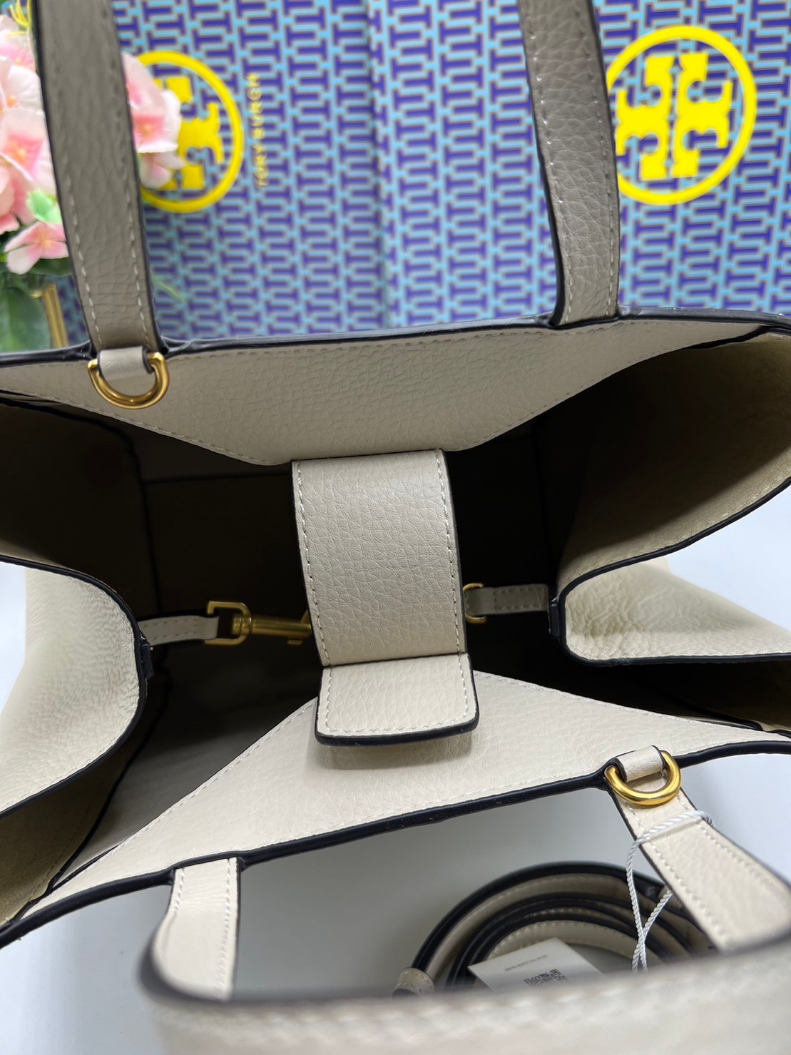 Tory Burch McGraw Leather Tote Bag / Tory Double T Tote Bag / TORY TOTE BAG พร้อมส่ง 4 สี กระเป๋าสะพายทรงโท้ท จุของได้เยอะใบนี้ตอบโจทย์ได้ดีมาก โทนสีเรียบง่าย แฝงไปด้วยความดูดี สุขุมและเป็นผู้ใหญ่