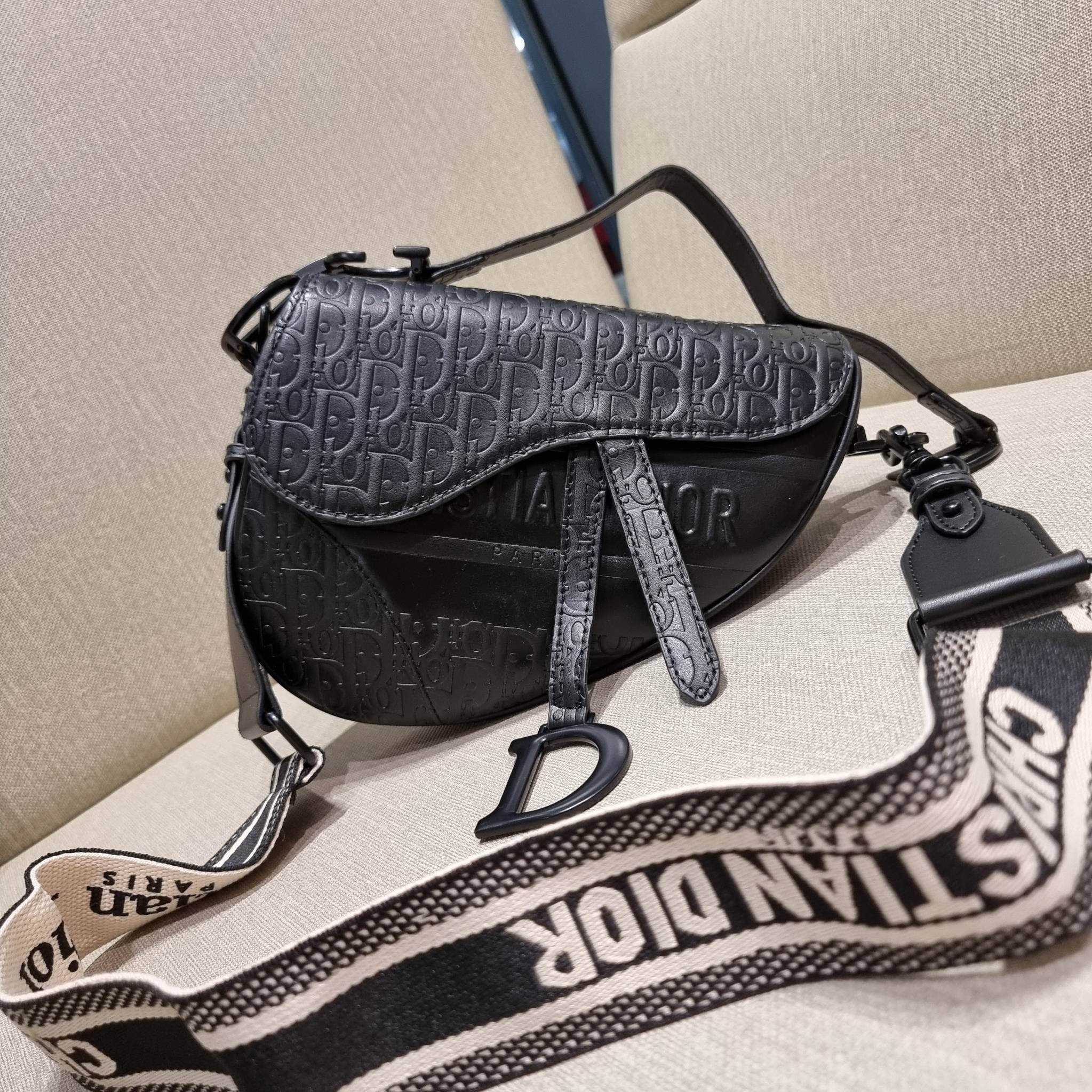 VIP CD OBLIQUE SADDLE BAG / DIOR SADDLE กระเป๋าสะพายข้าง ทรงสวยไม่ซ้ำใคร กิมมิคในตัว ดูแพง ไซส์ใหญ่ ดีไซน์ย้อนยุค เป็นเอกลักษณ์สวยทุกแบบ เปิด-ปิดด้วยกระดุมแม่เหล็กซ่อน ใช้งานง่ายมากๆ ภายในเป็นช่องโล่ง มีช่องซิป ใบสีดำเป็นหนังแท้ ใบลายเป็นผ้าแคนวาส ดูดี ดู