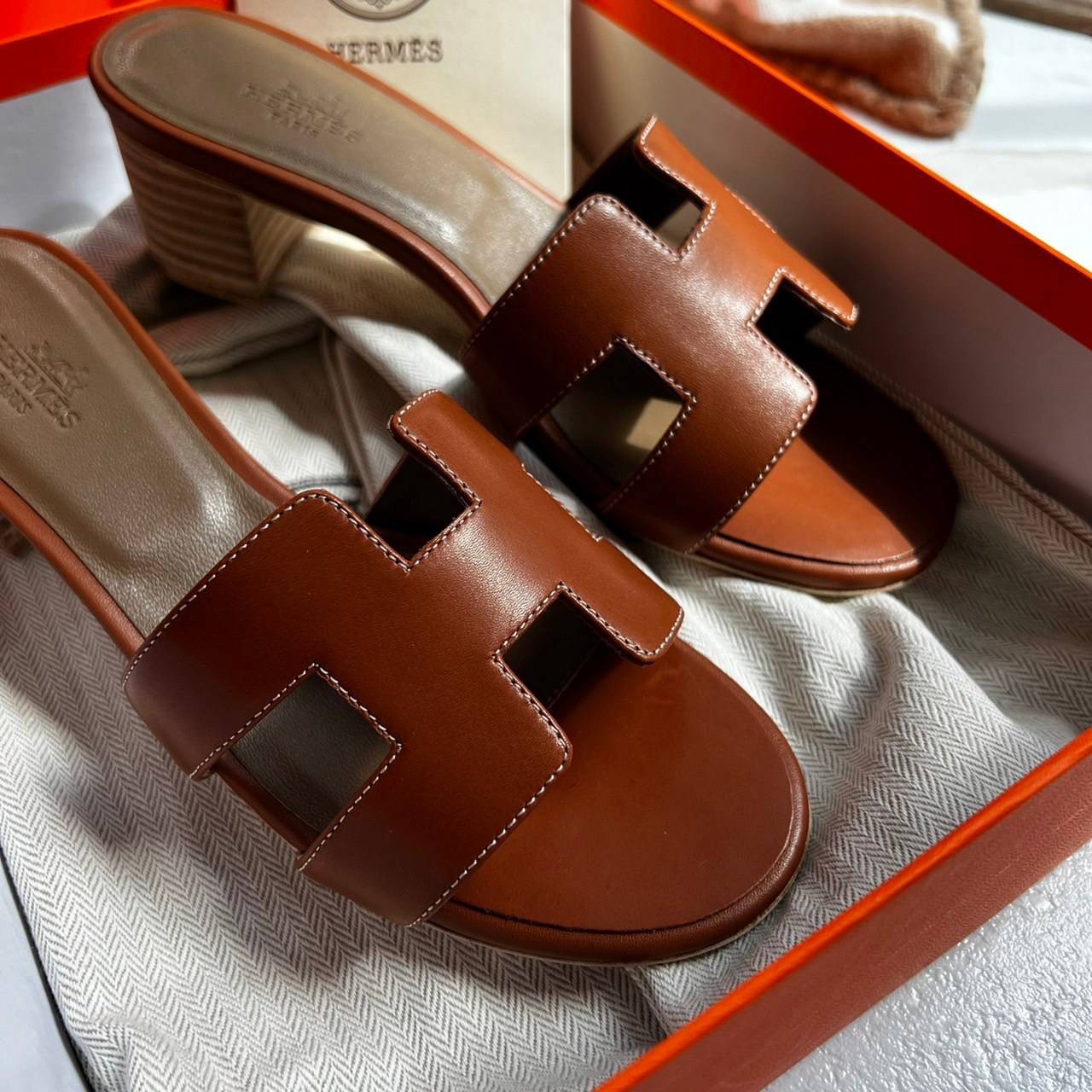 หนังแท้ Hermes sandal leather รองเท้างานสั่งตัตใช้สลับแท้ เกรดออริจินอล ตรงพื้นรองเท้าทำจากไม้รองด้วยหนังแท้ 100% งานตัดเย็บปราณีตละเอียดมากค่ะ มีอุปกรณ์ครบ หนังนิ่มใส่สบาย ใช้ทนนาน เกรดนี้คุ้มมาก ไม่ผิดหวังค่ะ ภาพสินค้าถ่ายจากงานขายจริง ใช้งานต่างประเทศไ