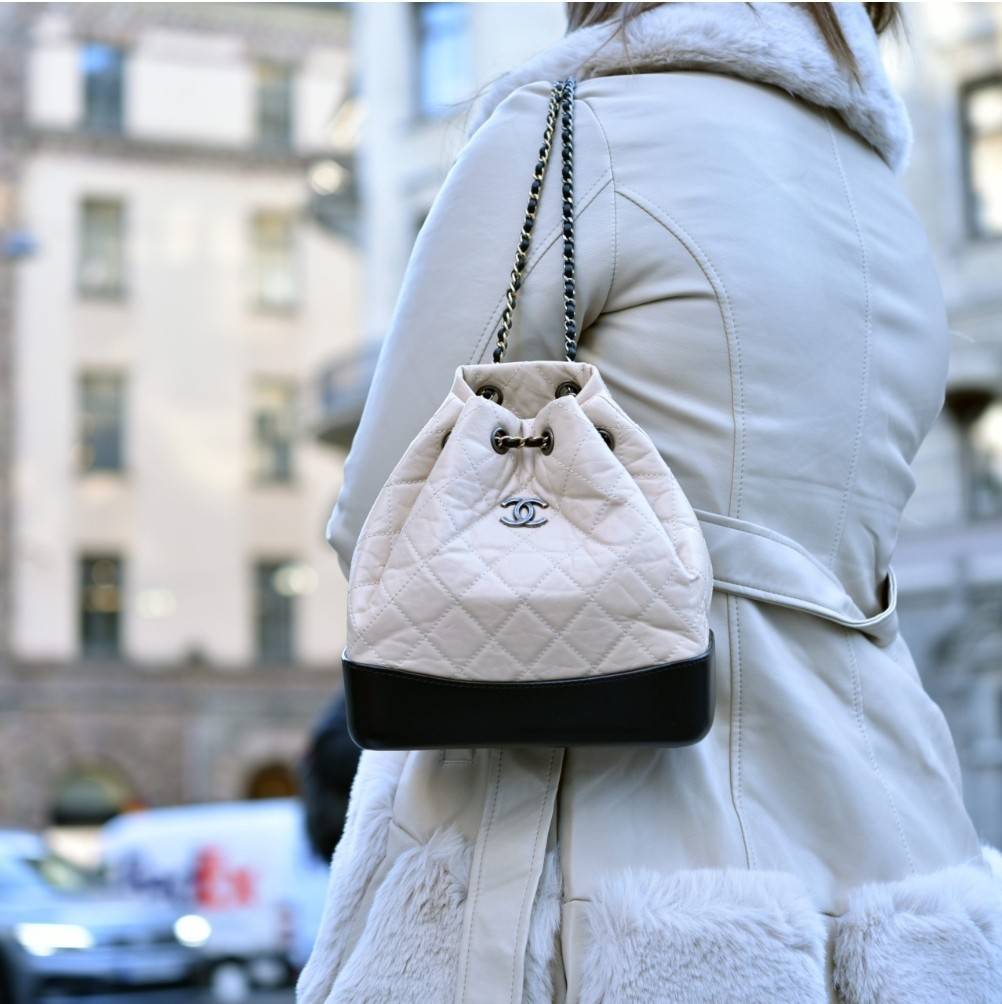 Chanel gabrielle backpack ไอเท็ม best seller กับรุ่นสุดปังในรูปแบบกระเป๋าเป้ ดีไซน์หรูคลาสสิค สายสะพายในตัวรูดปากกระเป๋าเก็บทรงได้ หรือจะรูดด้านหน้ายาวสุด